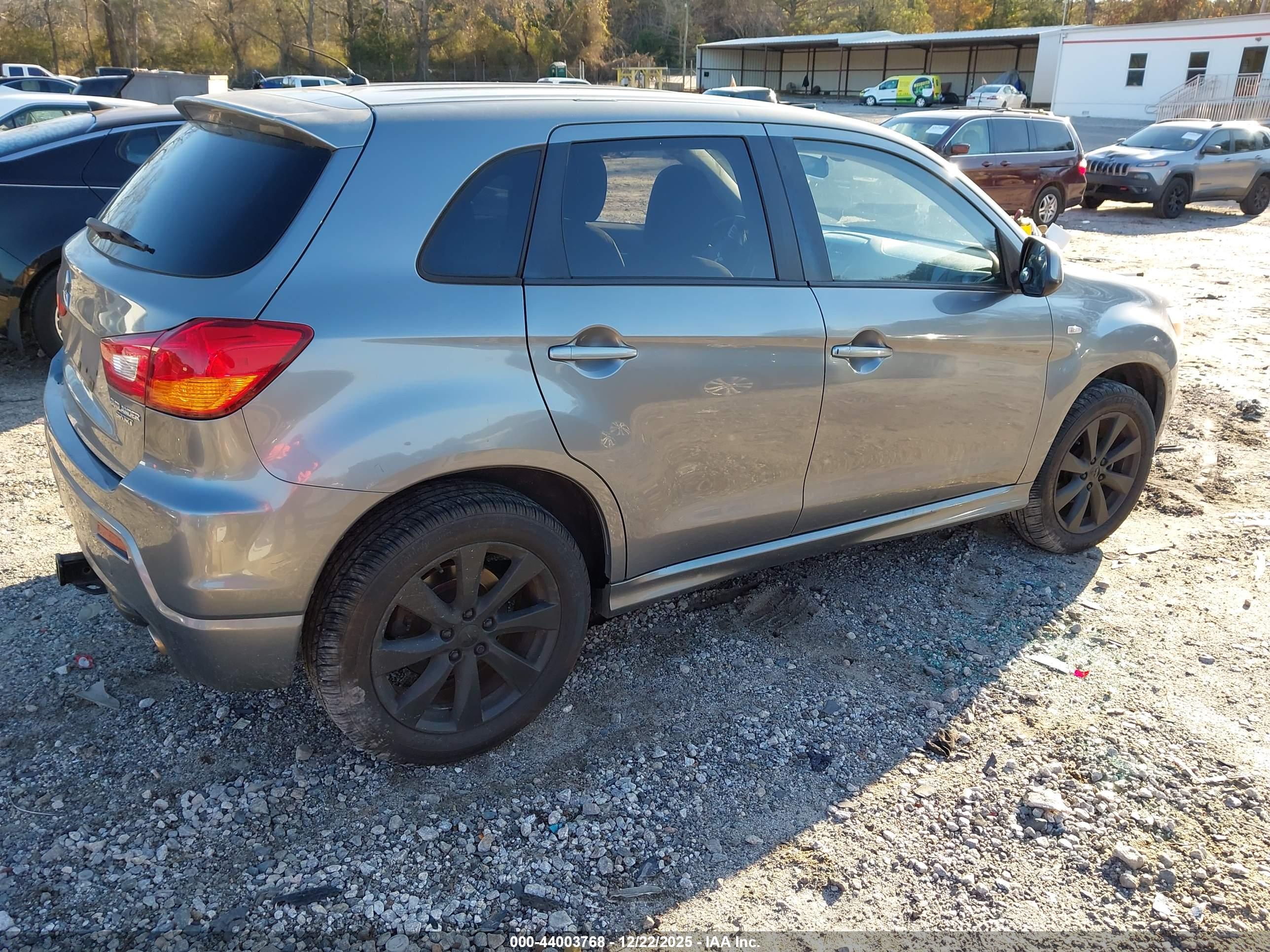 MITSUBISHI OUTLANDER image 4