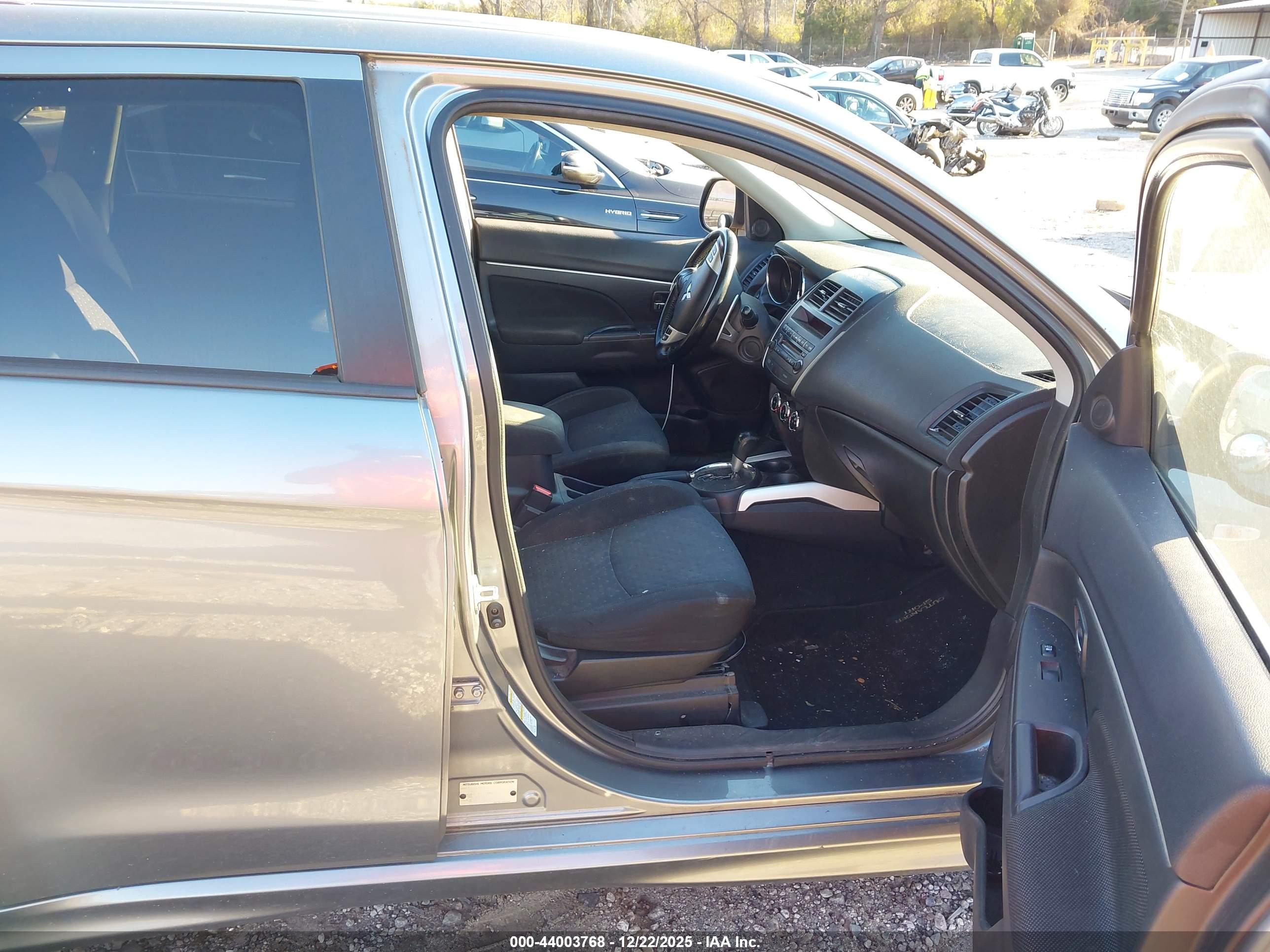 MITSUBISHI OUTLANDER image 5