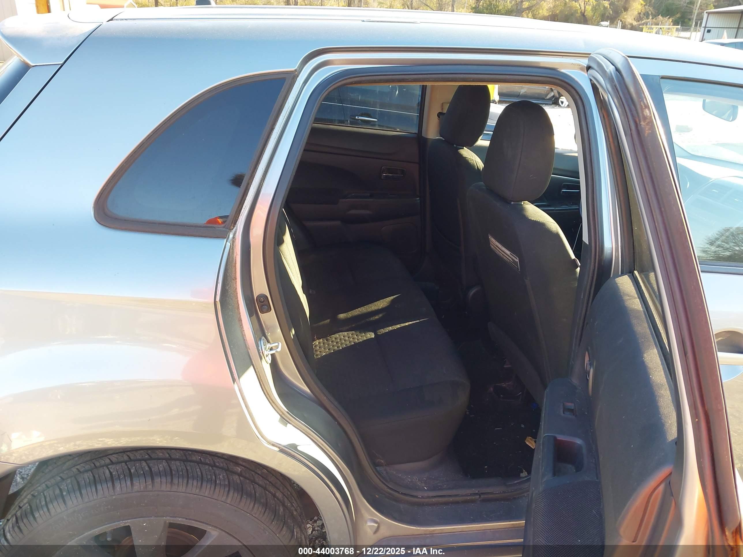 MITSUBISHI OUTLANDER image 8