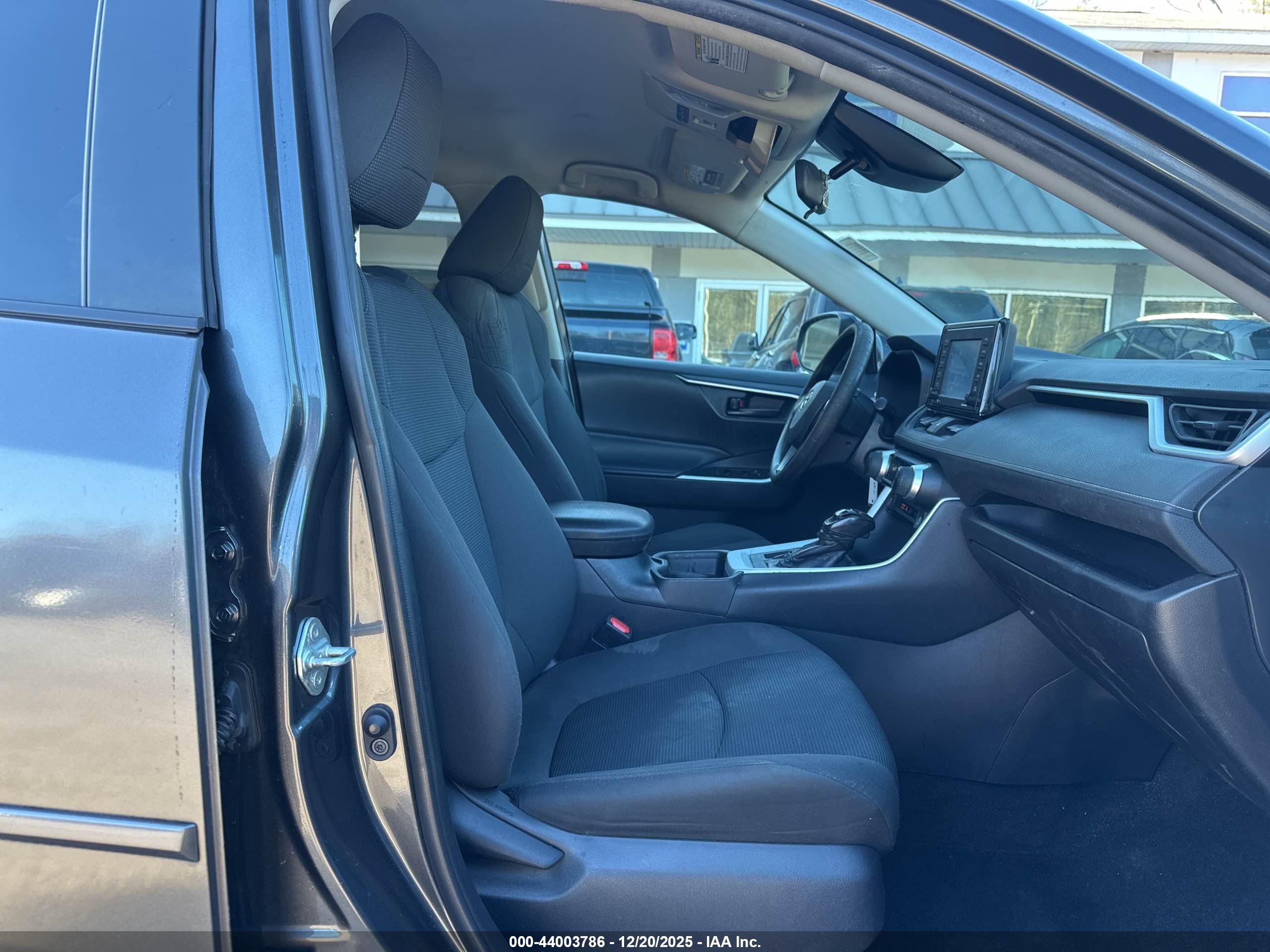 TOYOTA RAV4 image 5