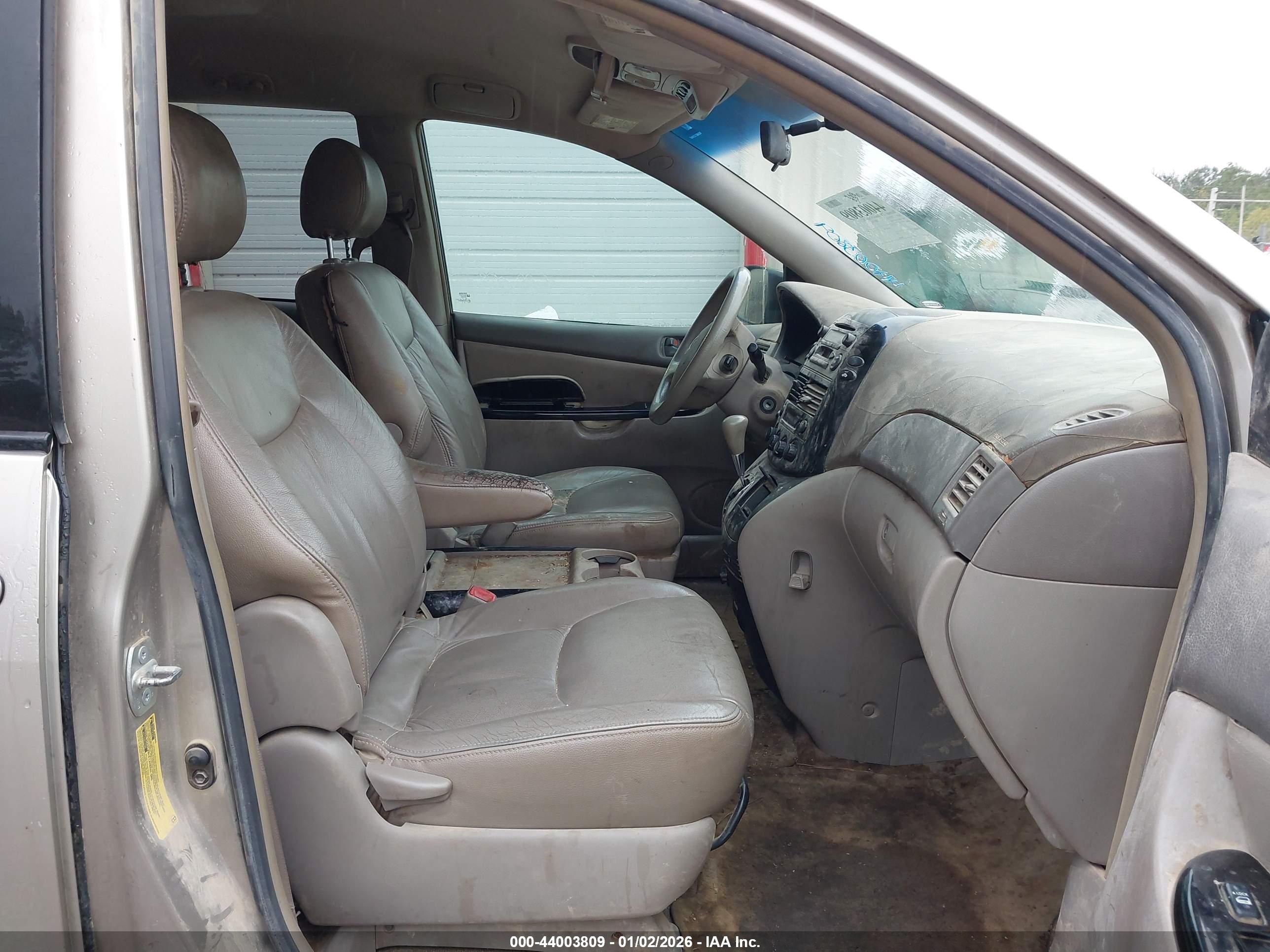TOYOTA SIENNA image 5