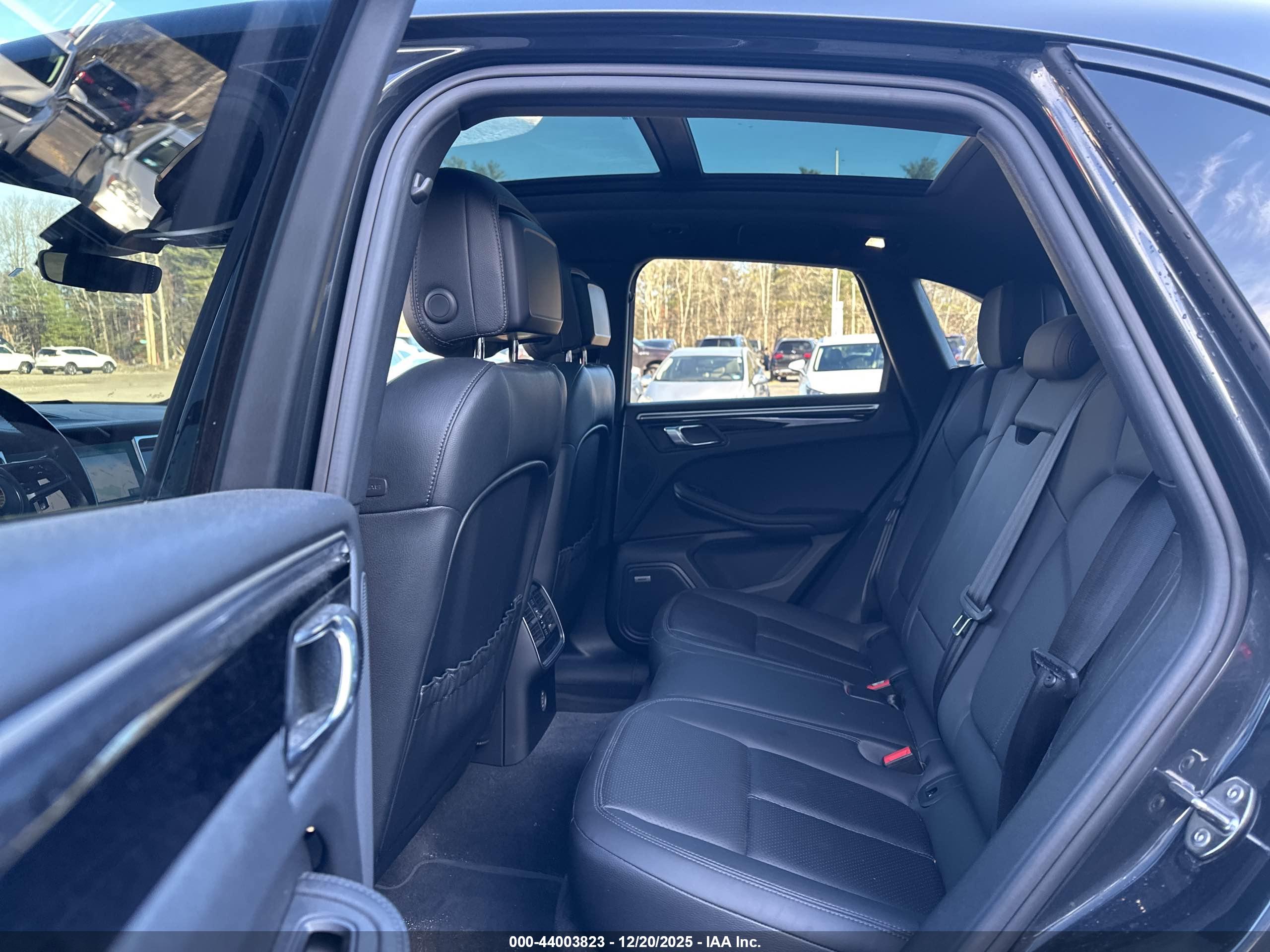 PORSCHE MACAN image 8