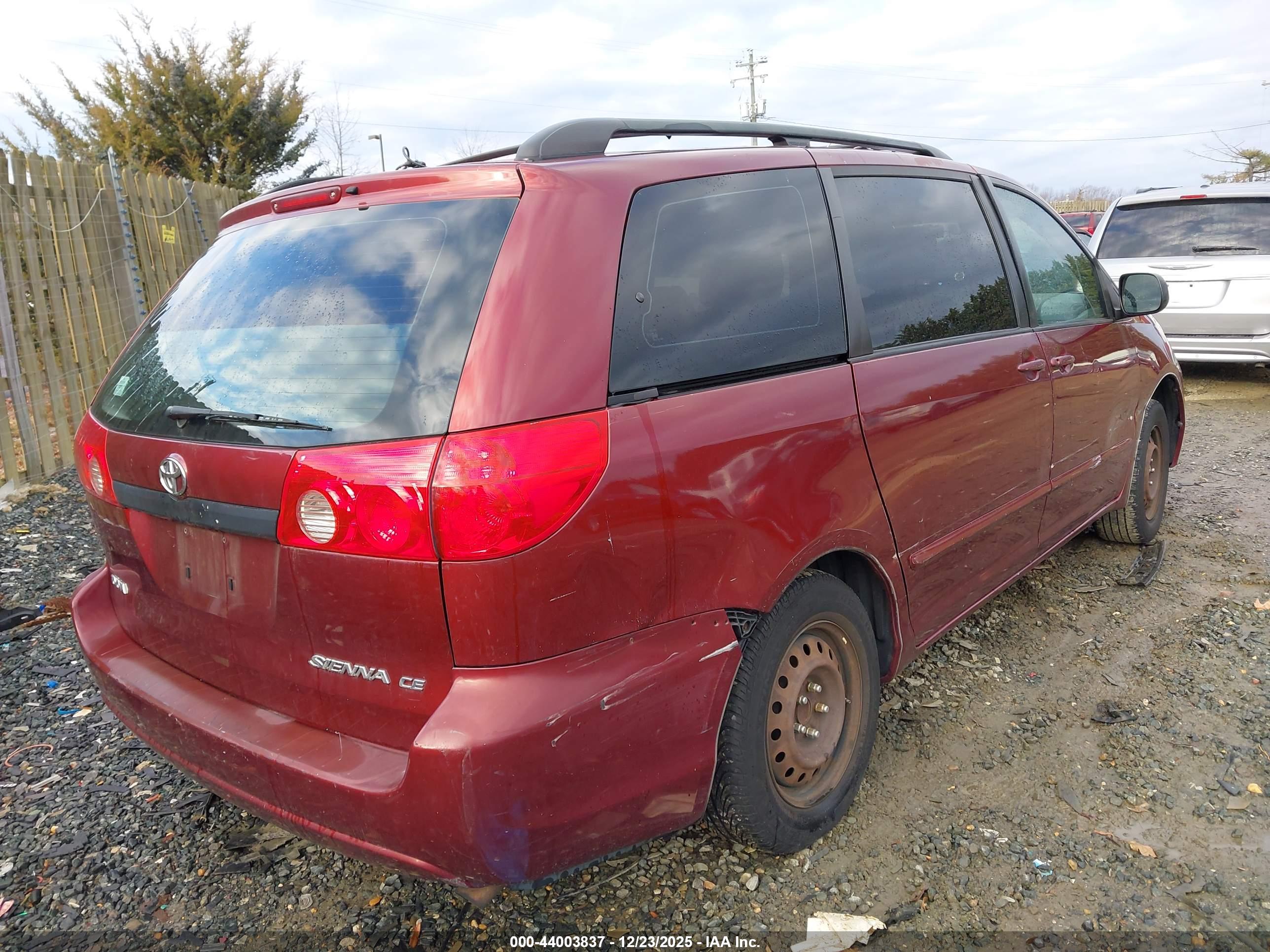 TOYOTA SIENNA image 4