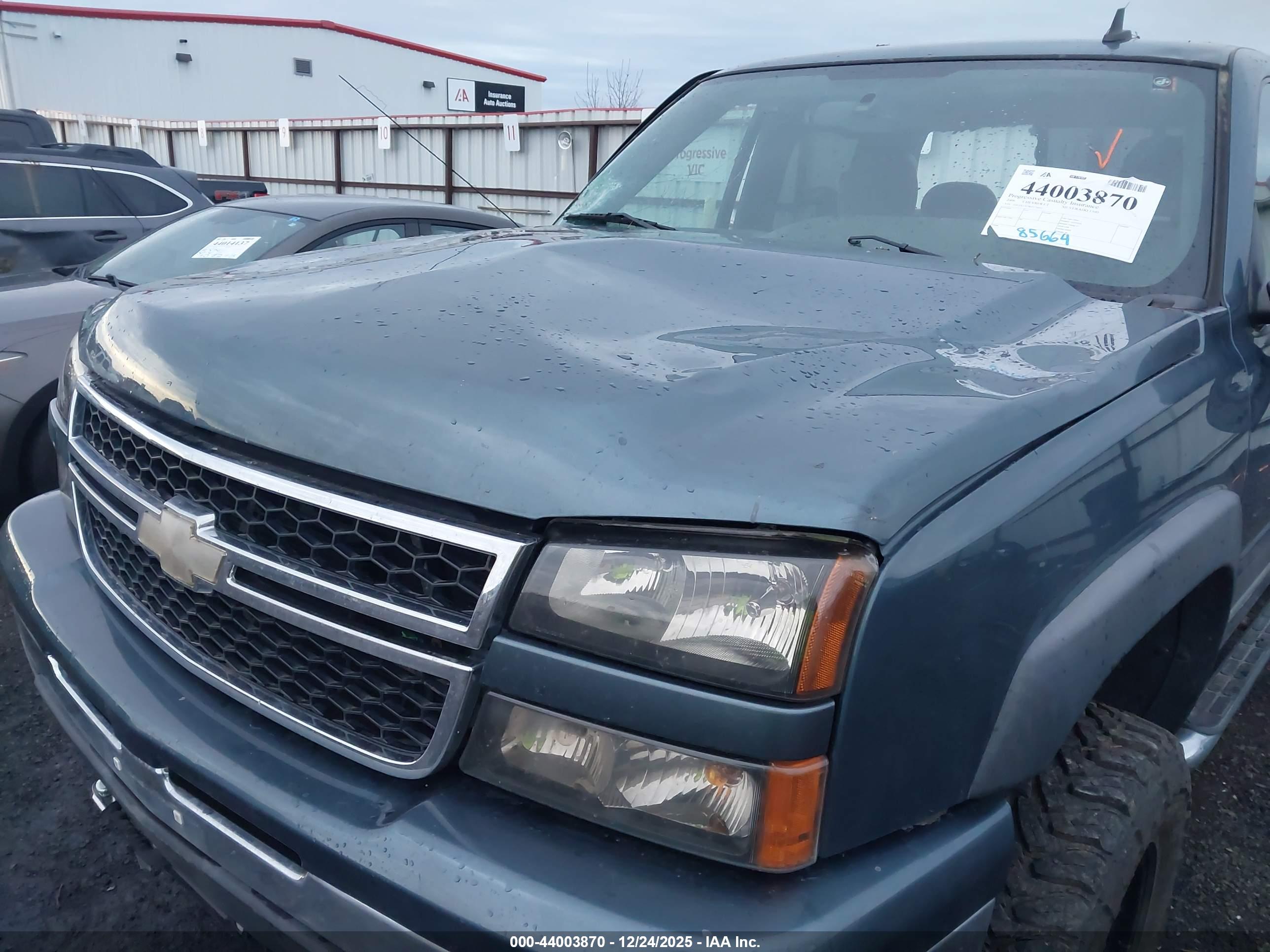CHEVROLET SILVERADO image 6