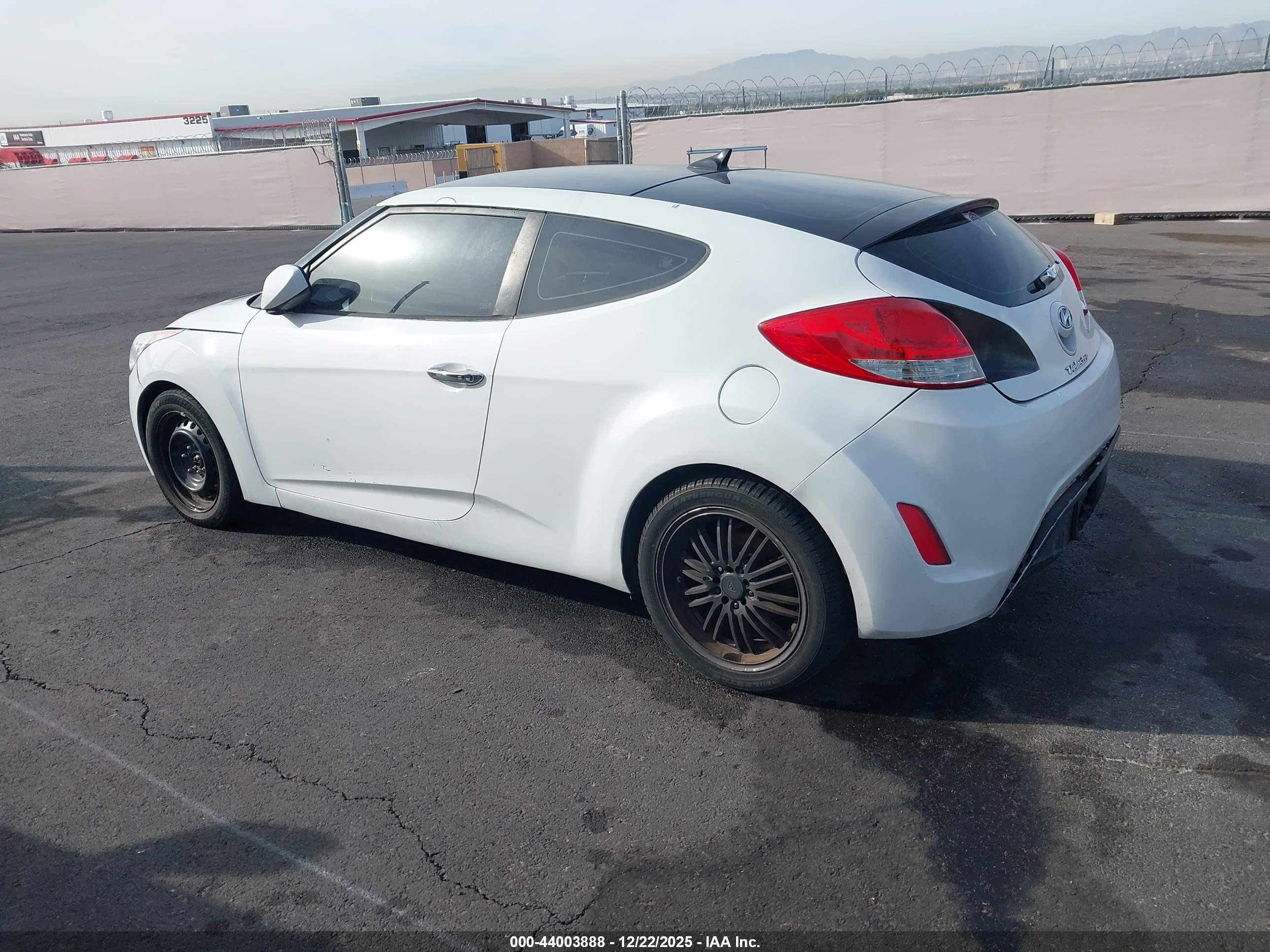 HYUNDAI VELOSTER image 3