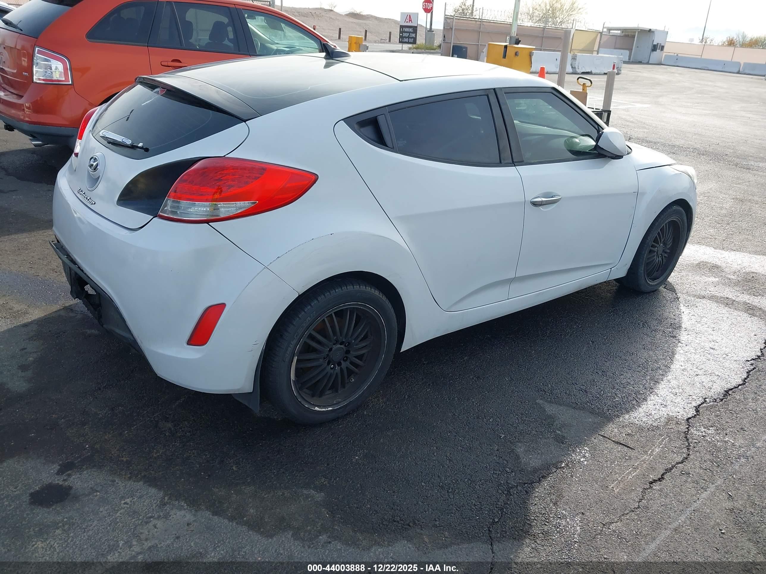 HYUNDAI VELOSTER image 4