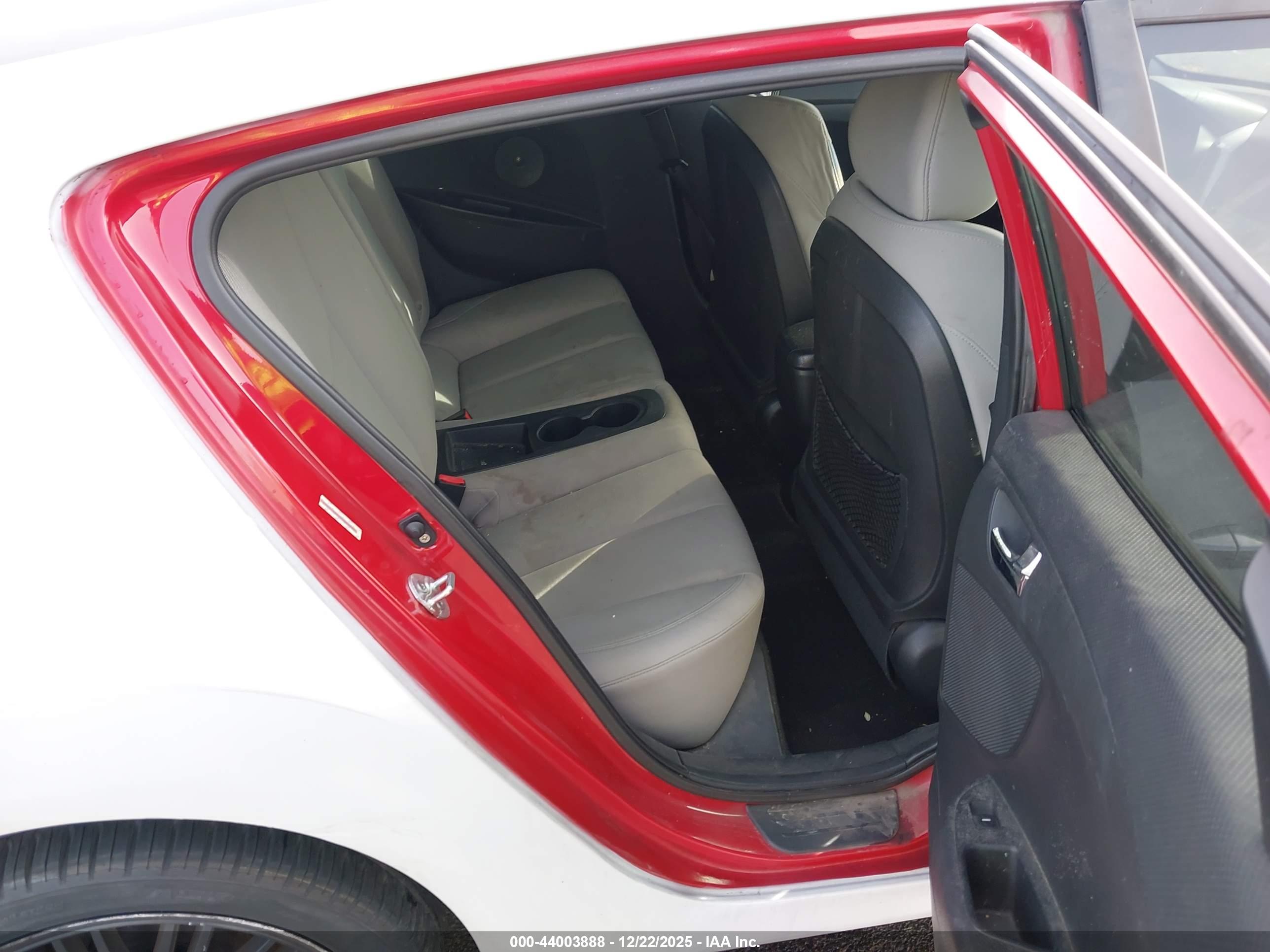 HYUNDAI VELOSTER image 8