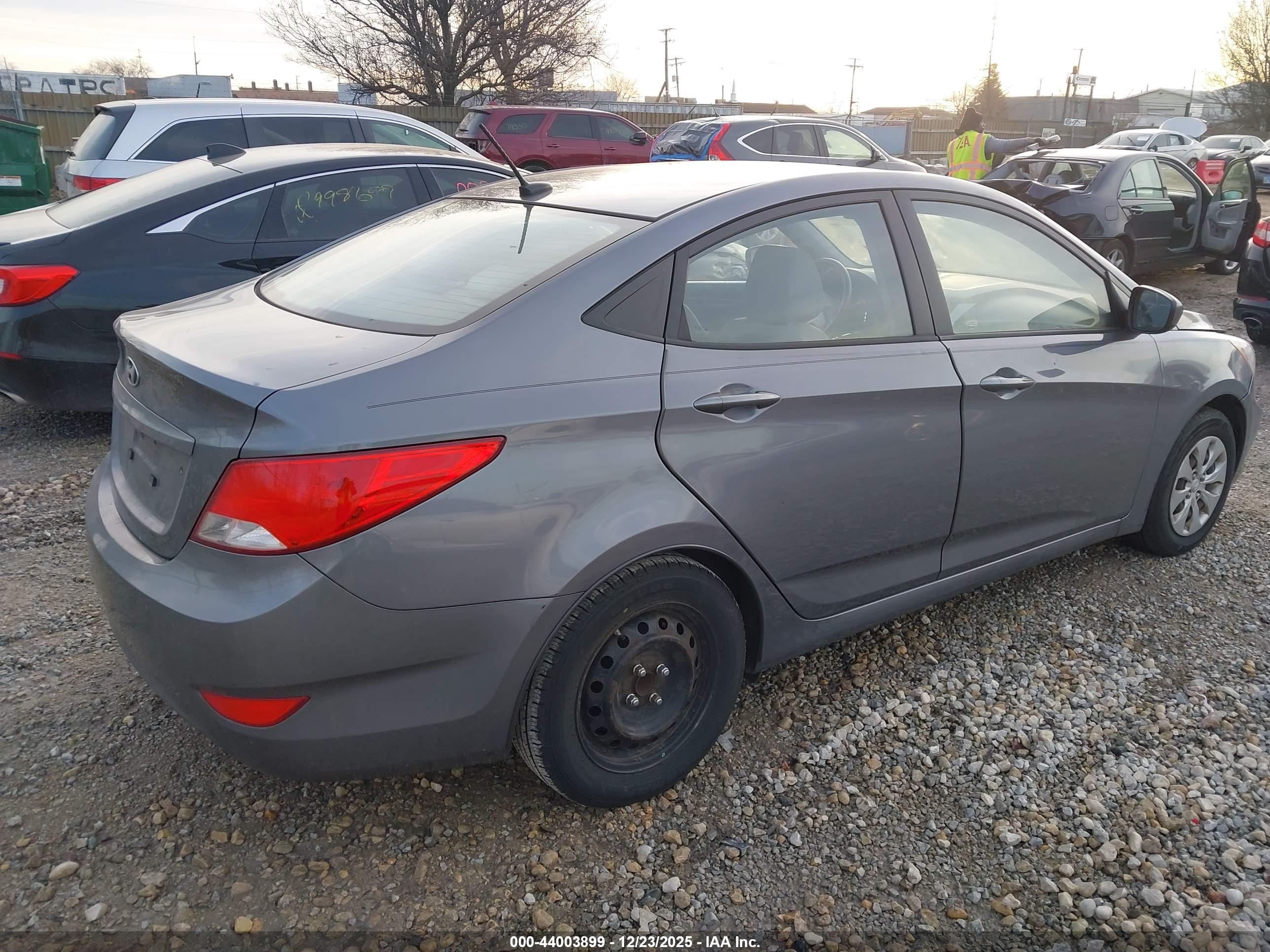 HYUNDAI ACCENT image 4