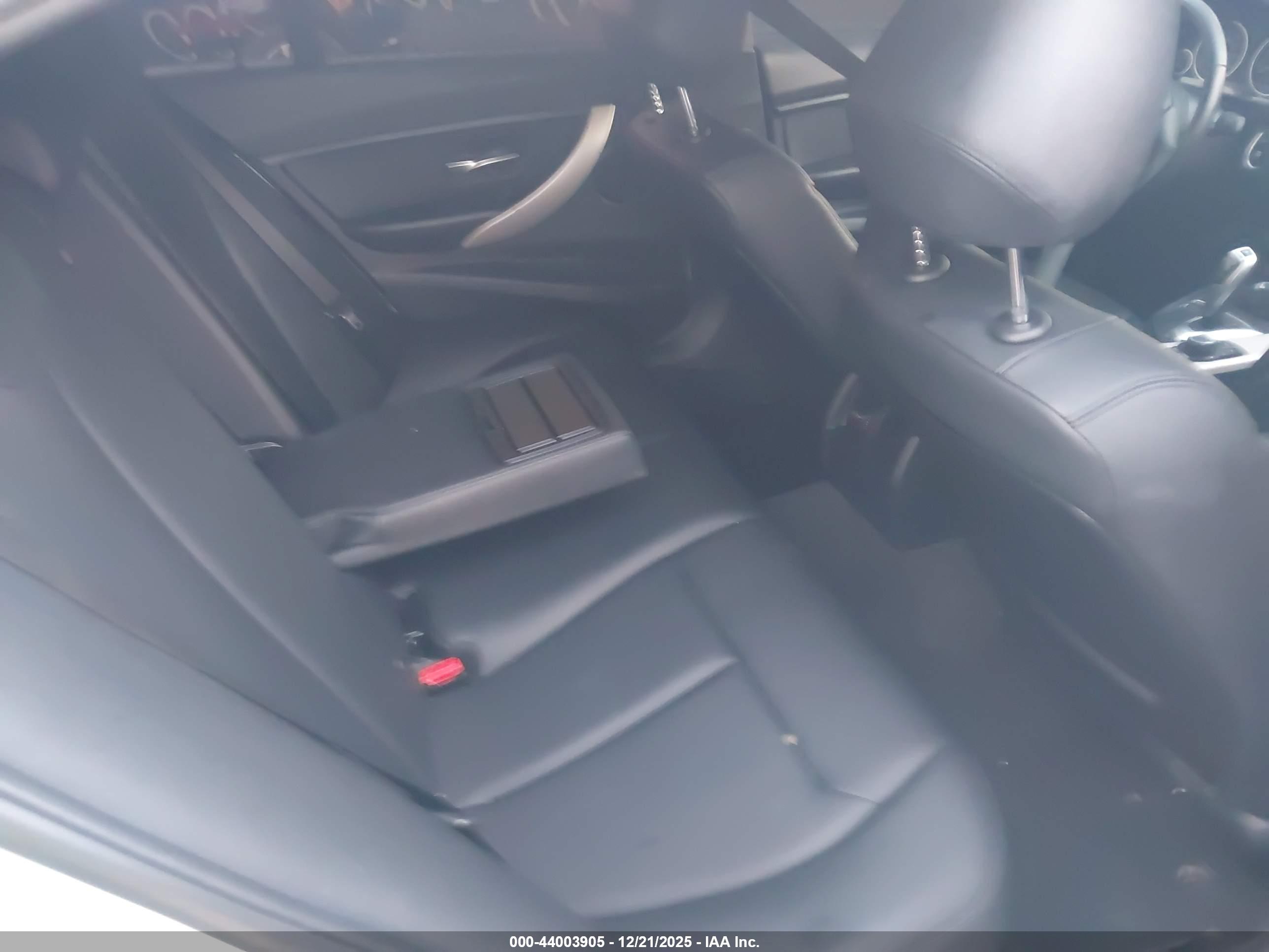 BMW 320I image 8