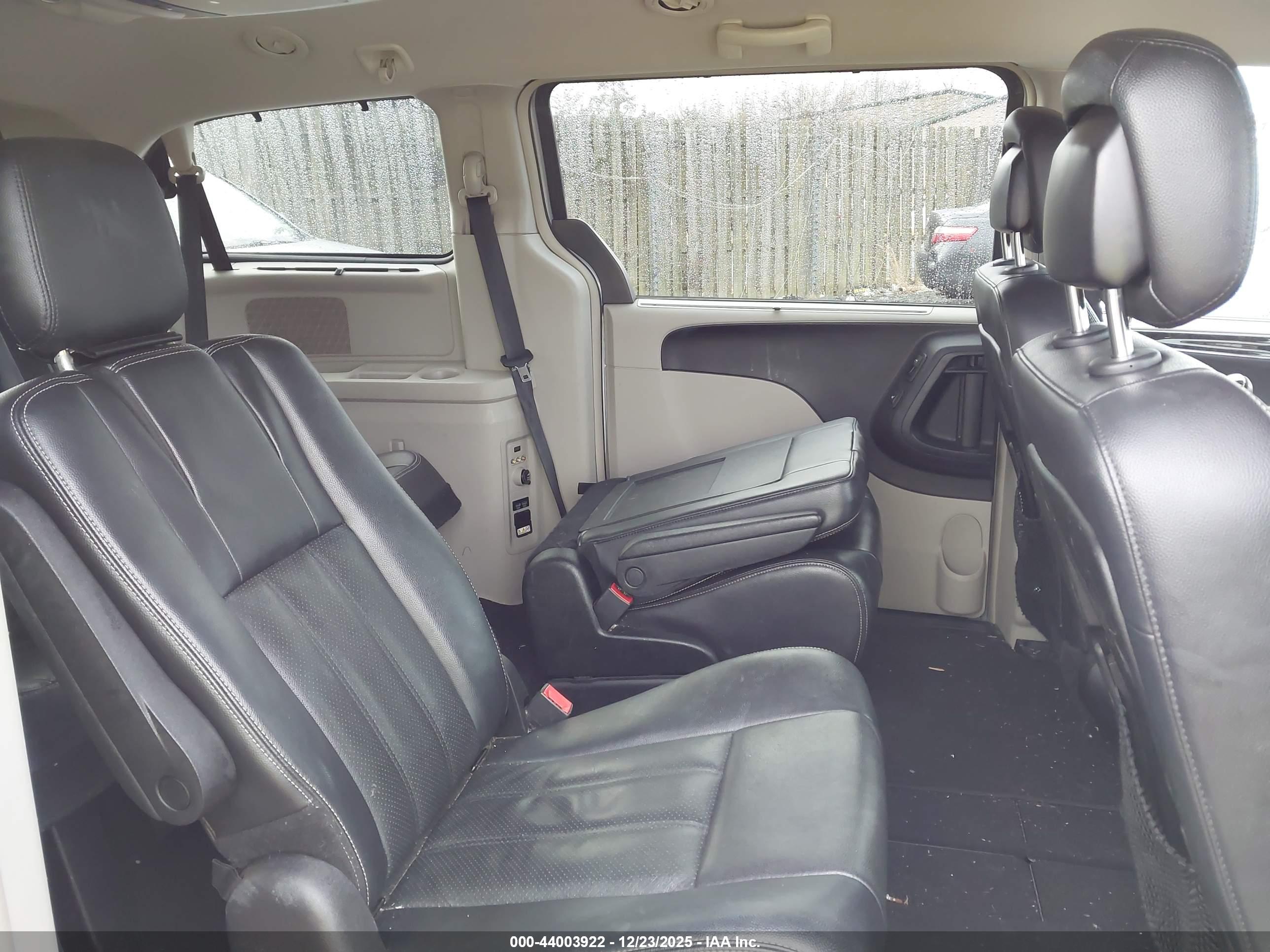 CHRYSLER TOWN image 8