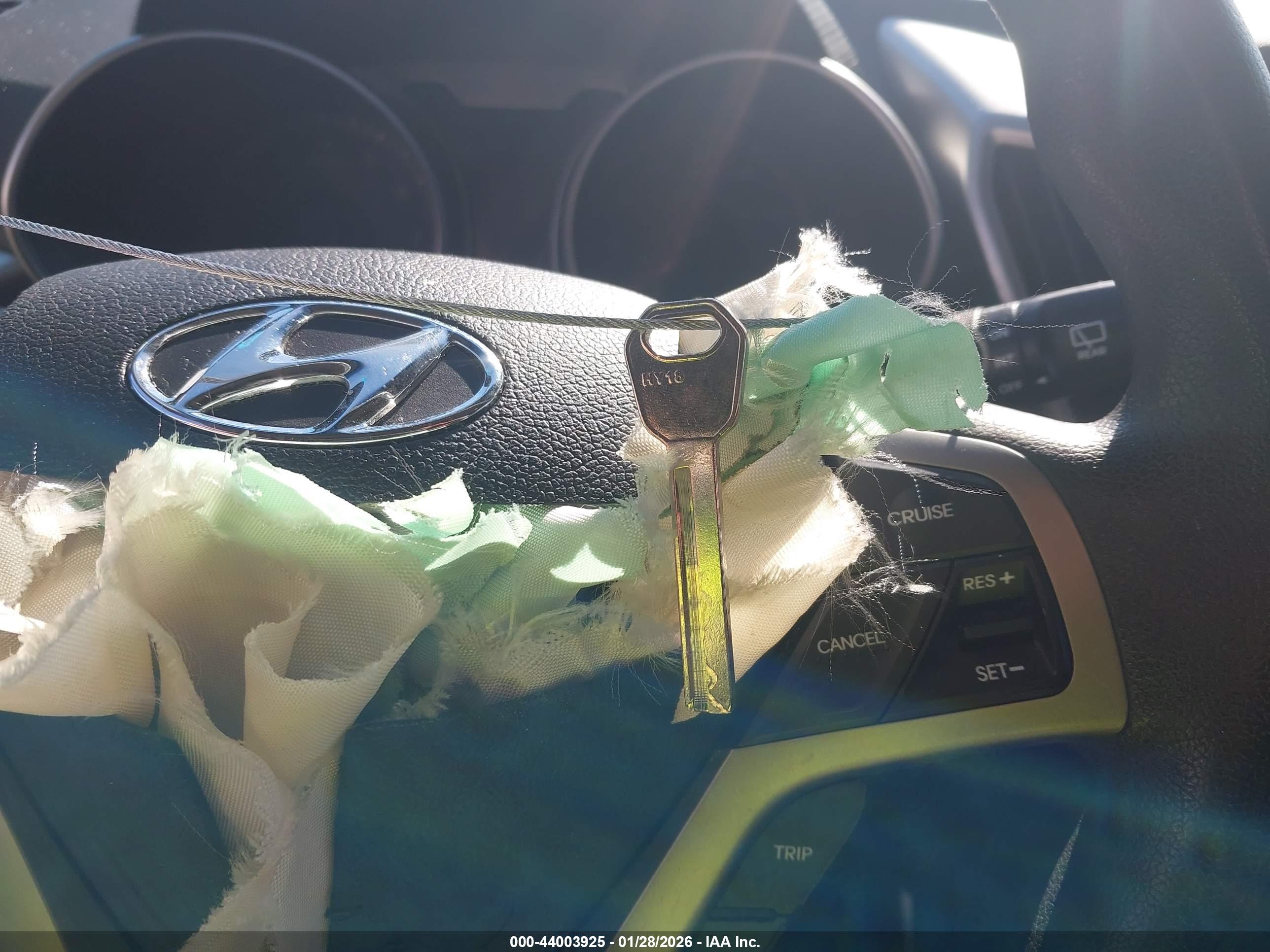 HYUNDAI VELOSTER image 11