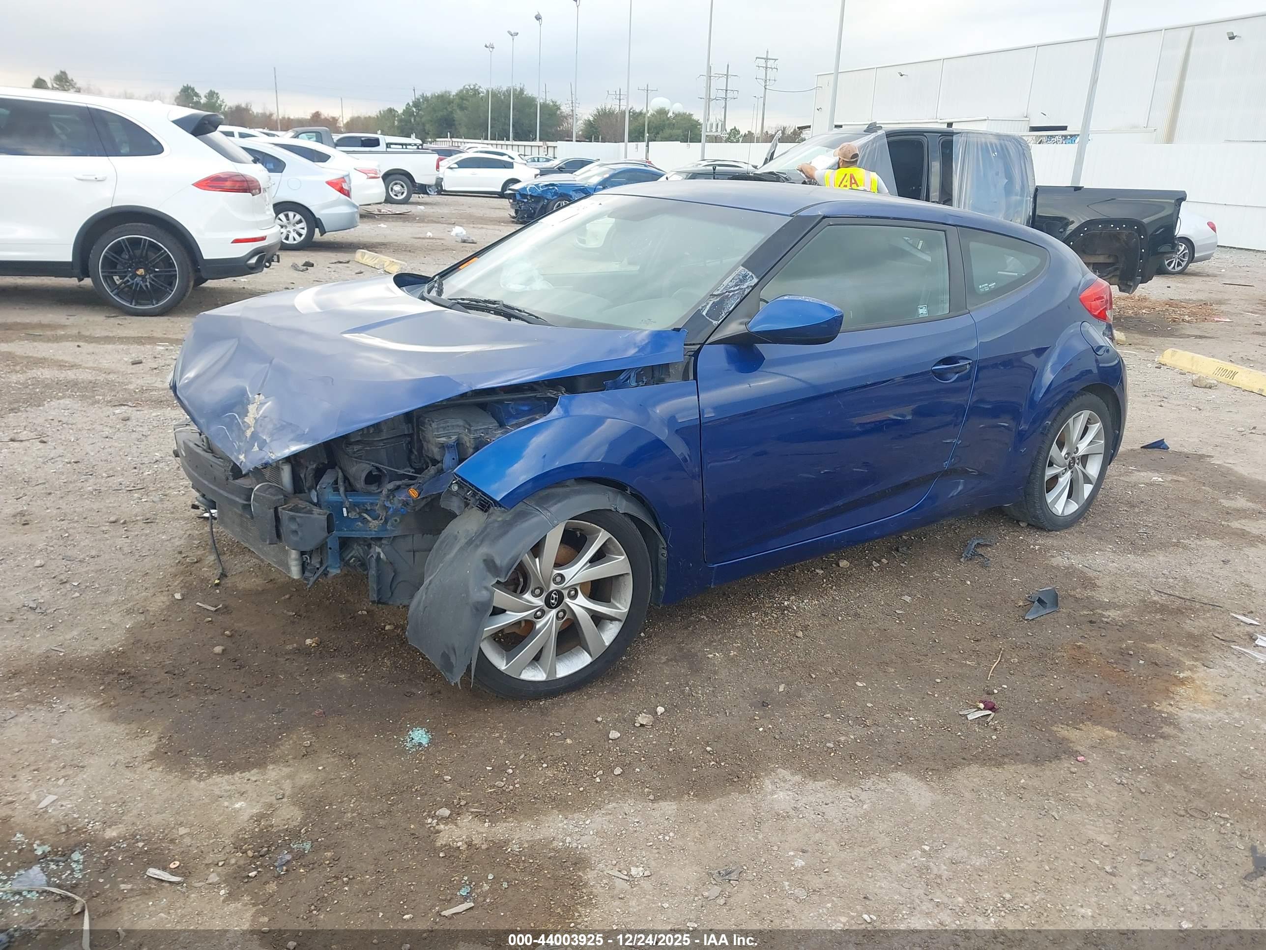 HYUNDAI VELOSTER image 2