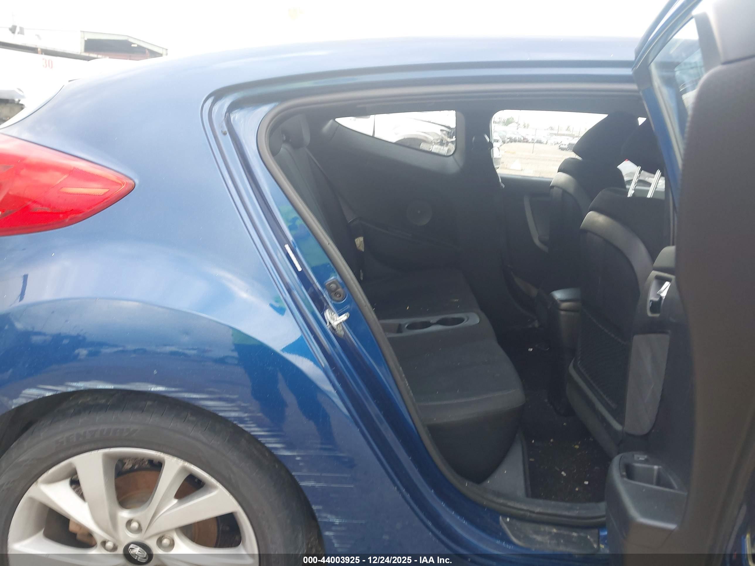 HYUNDAI VELOSTER image 8