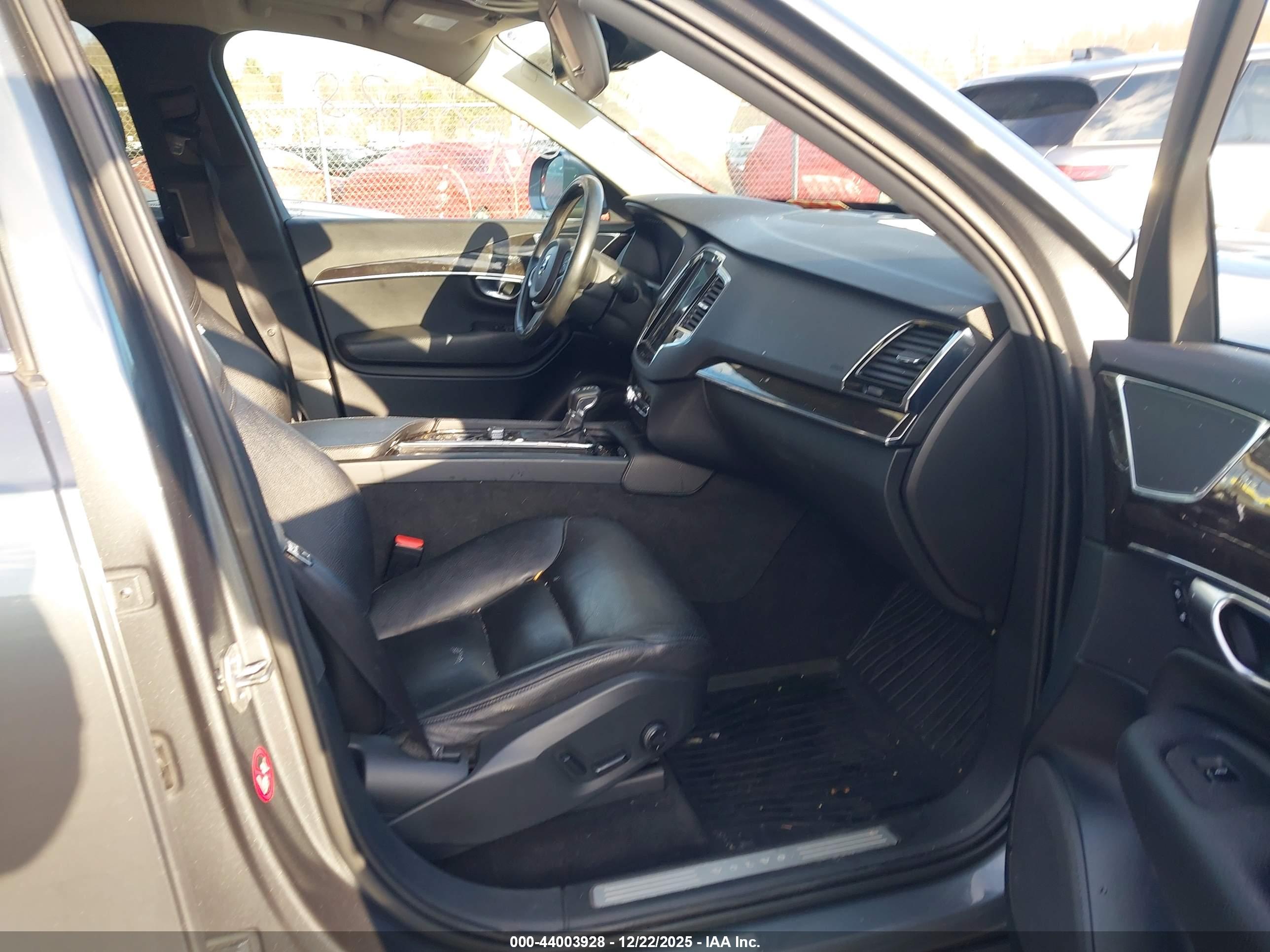 VOLVO XC90 image 5