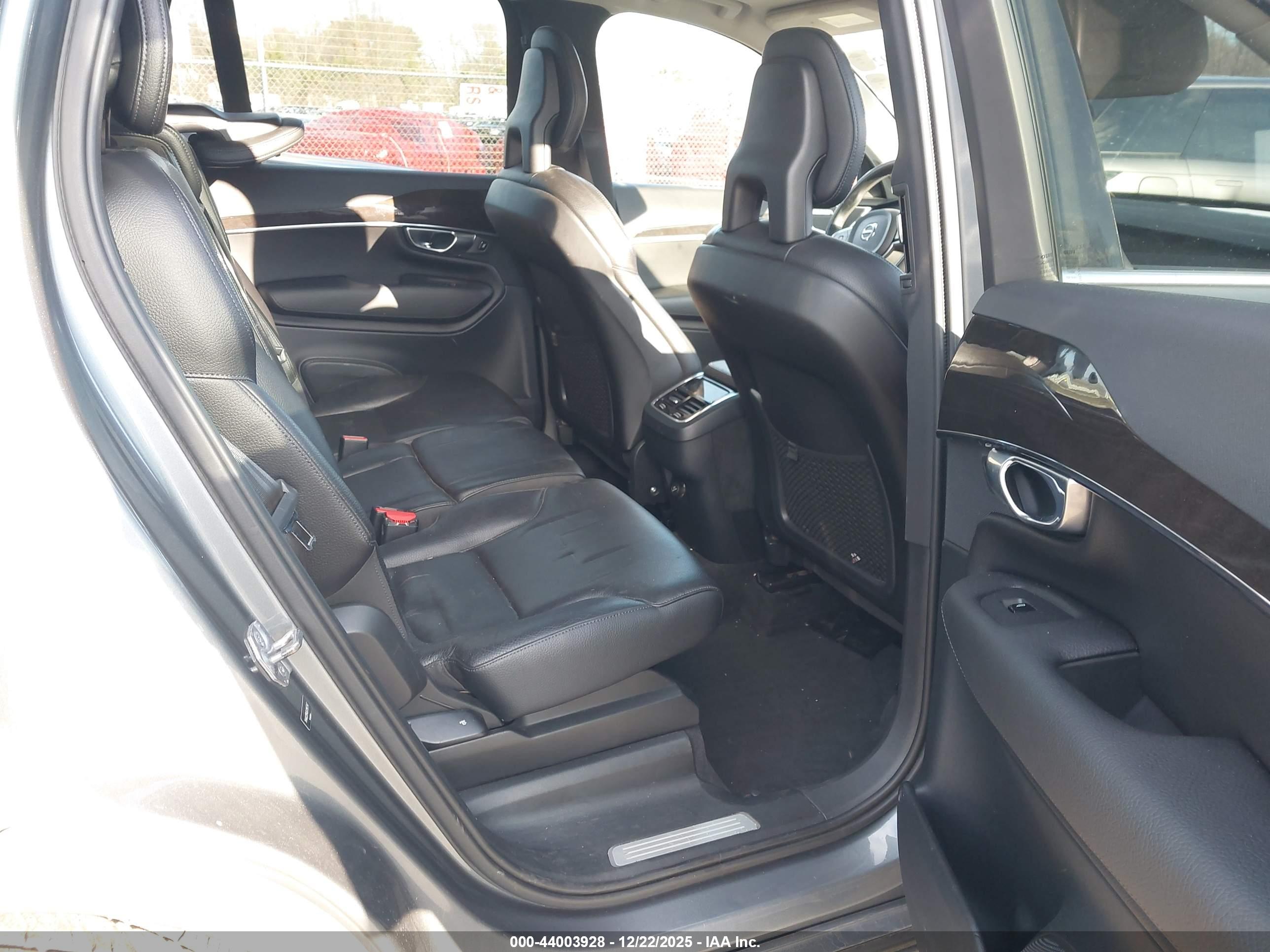 VOLVO XC90 image 8