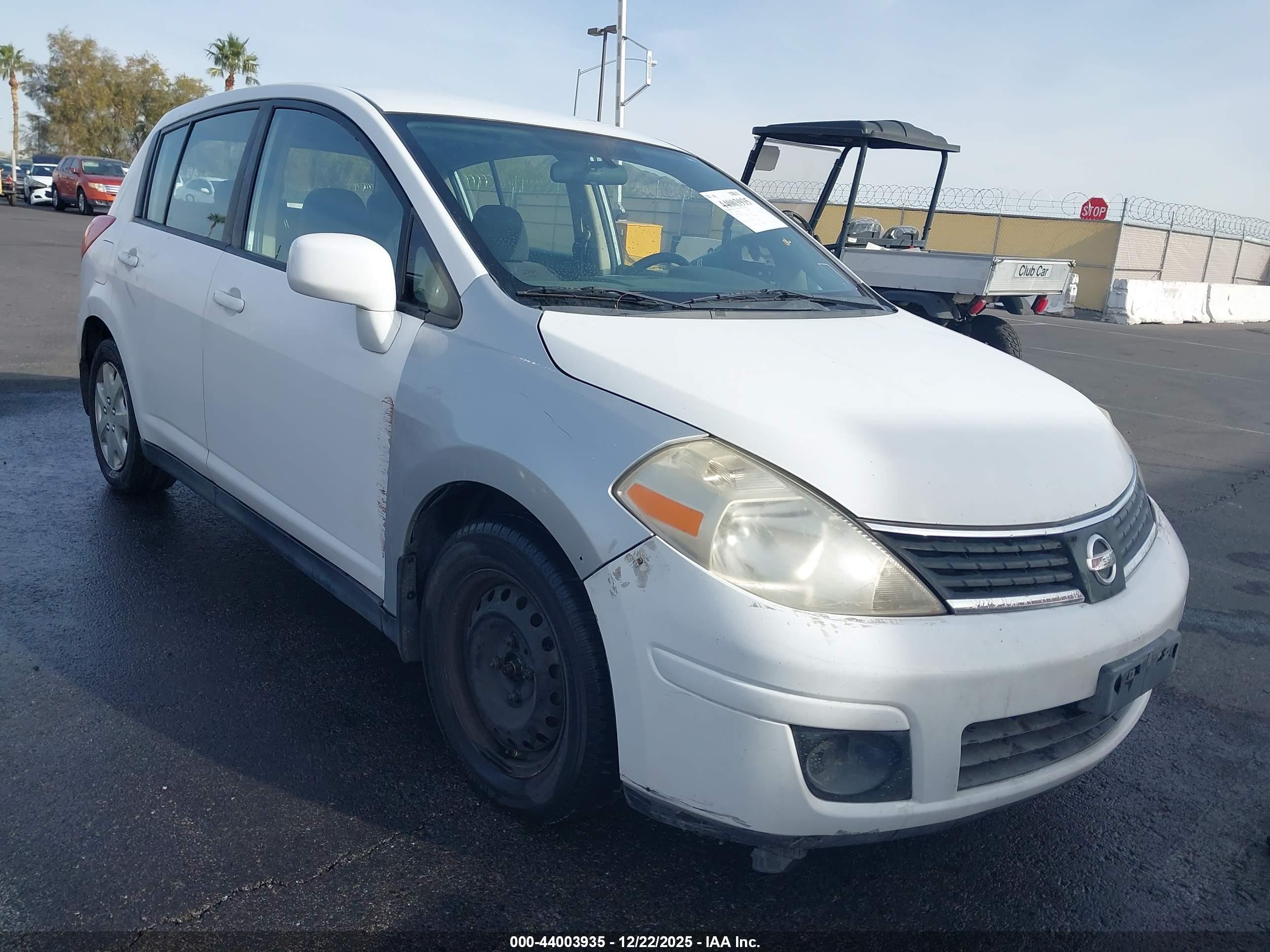 NISSAN VERSA image 6