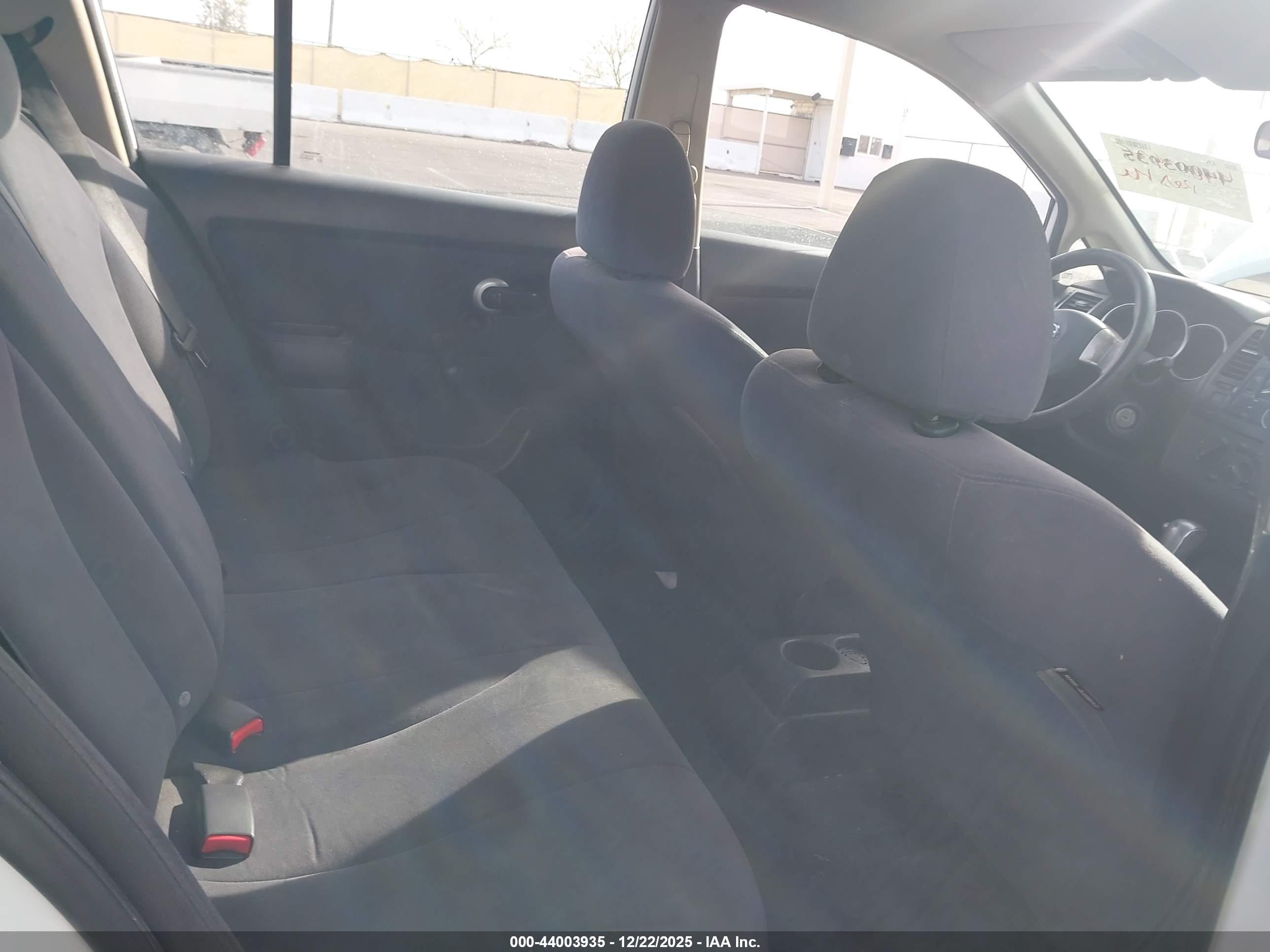 NISSAN VERSA image 8