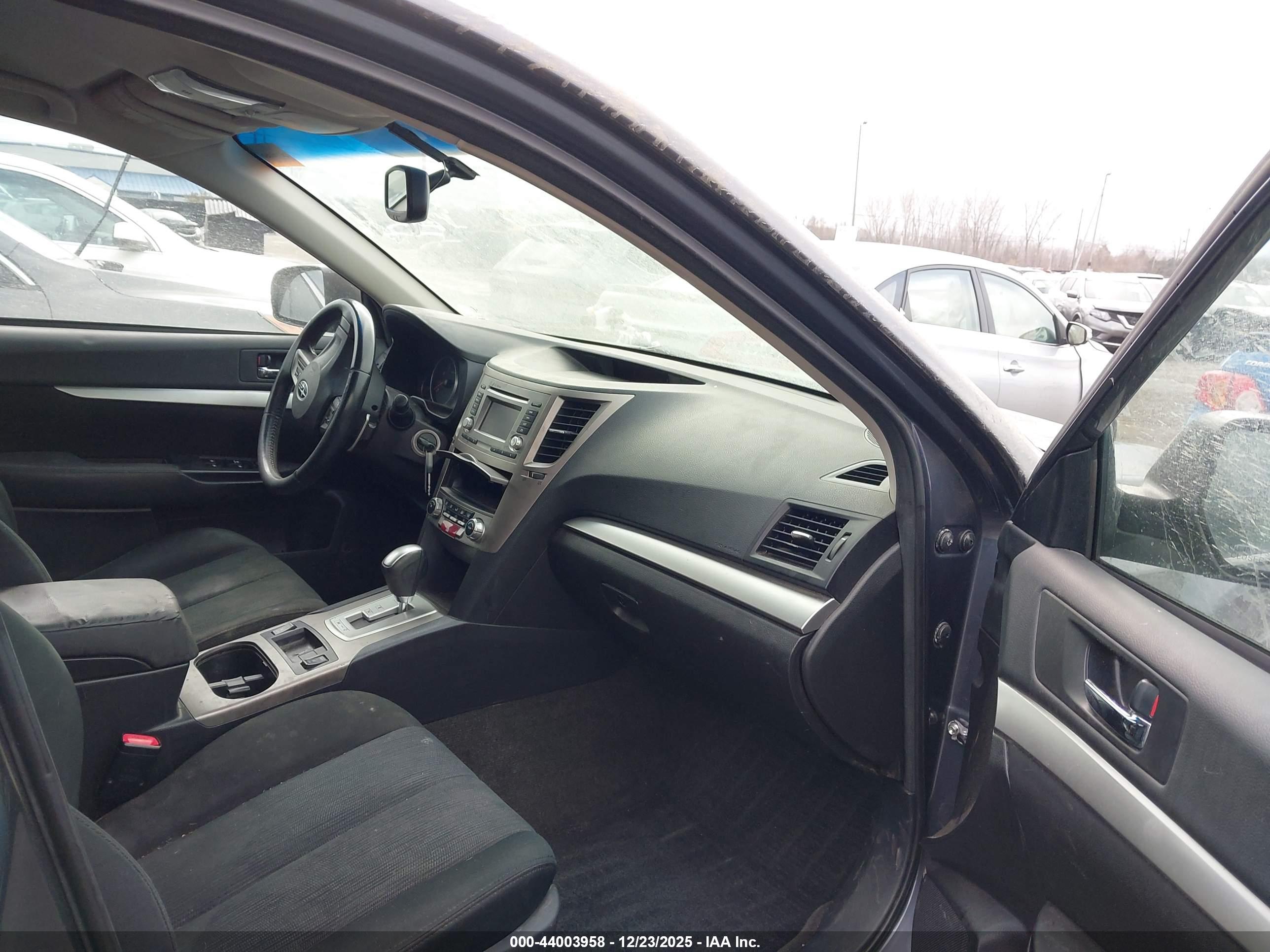 SUBARU OUTBACK image 5
