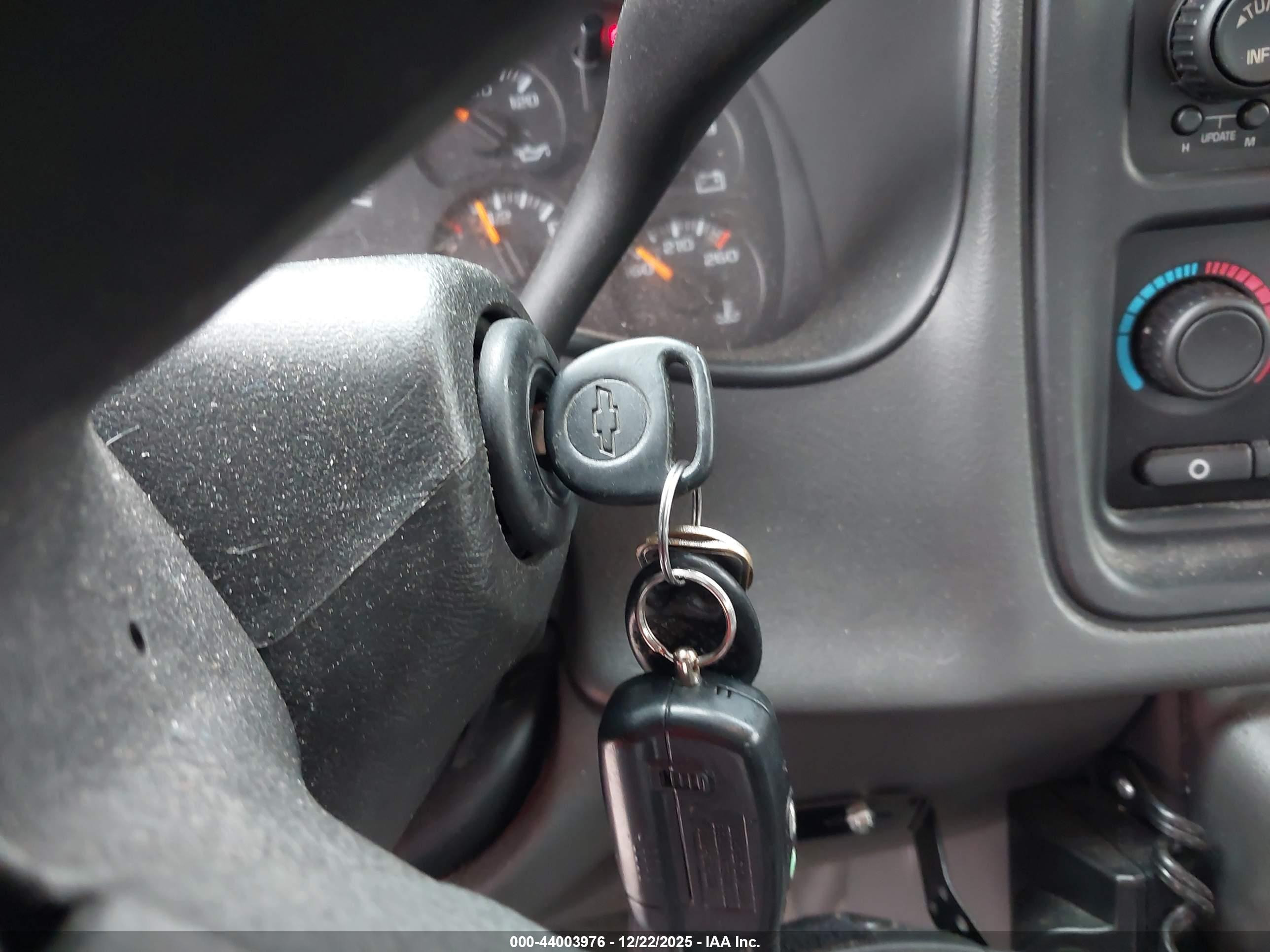 CHEVROLET SILVERADO image 11
