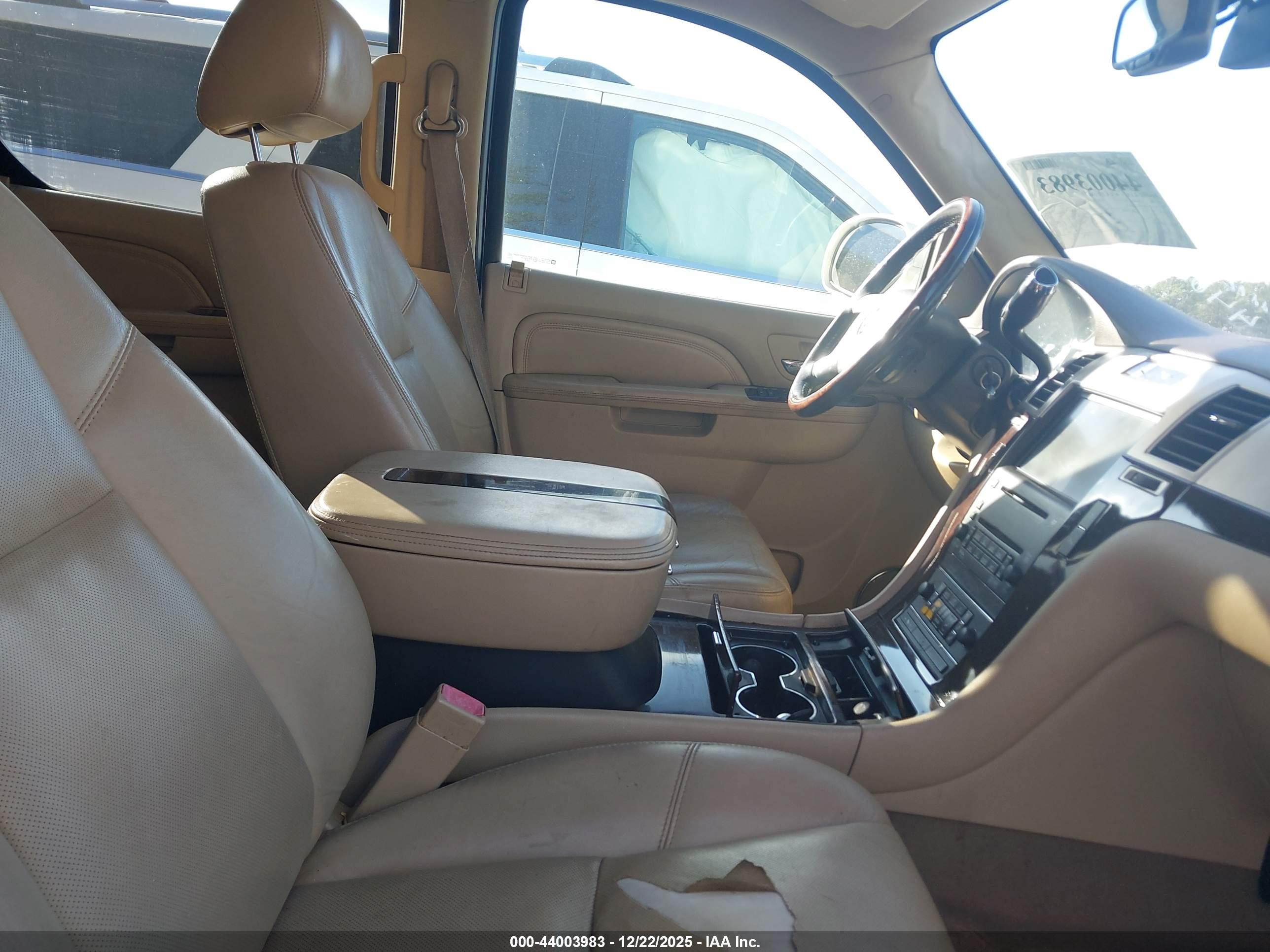CADILLAC ESCALADE image 5