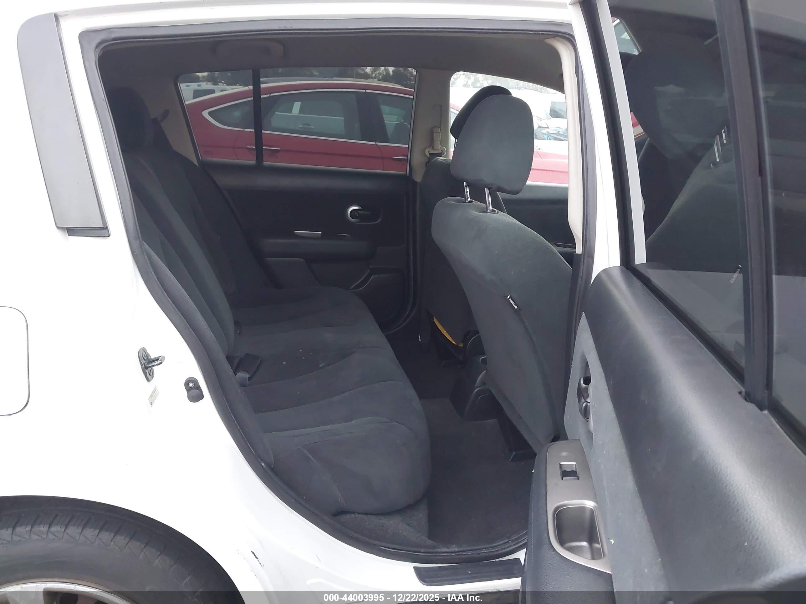 NISSAN VERSA image 8