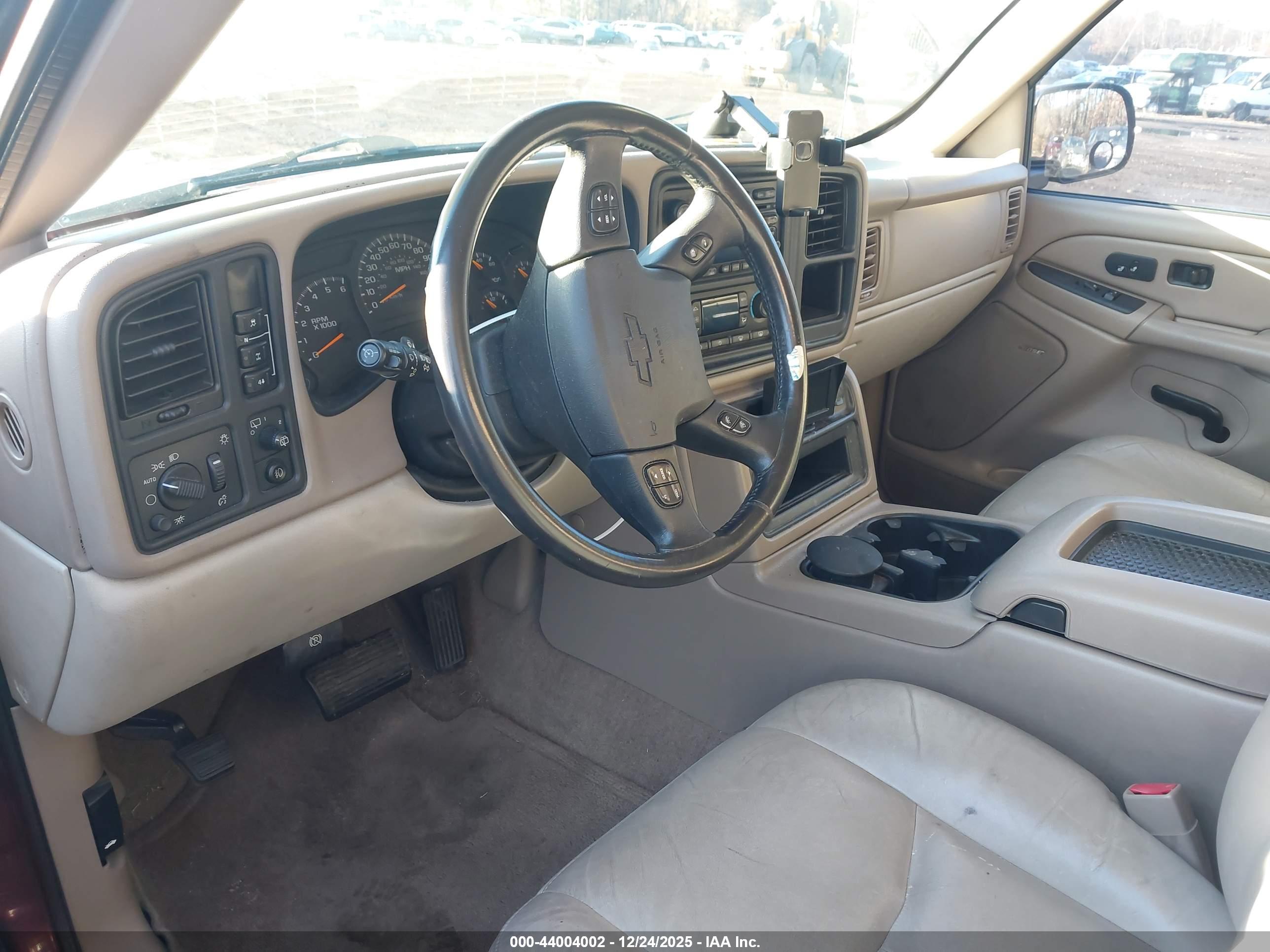 CHEVROLET SUBURBAN image 5