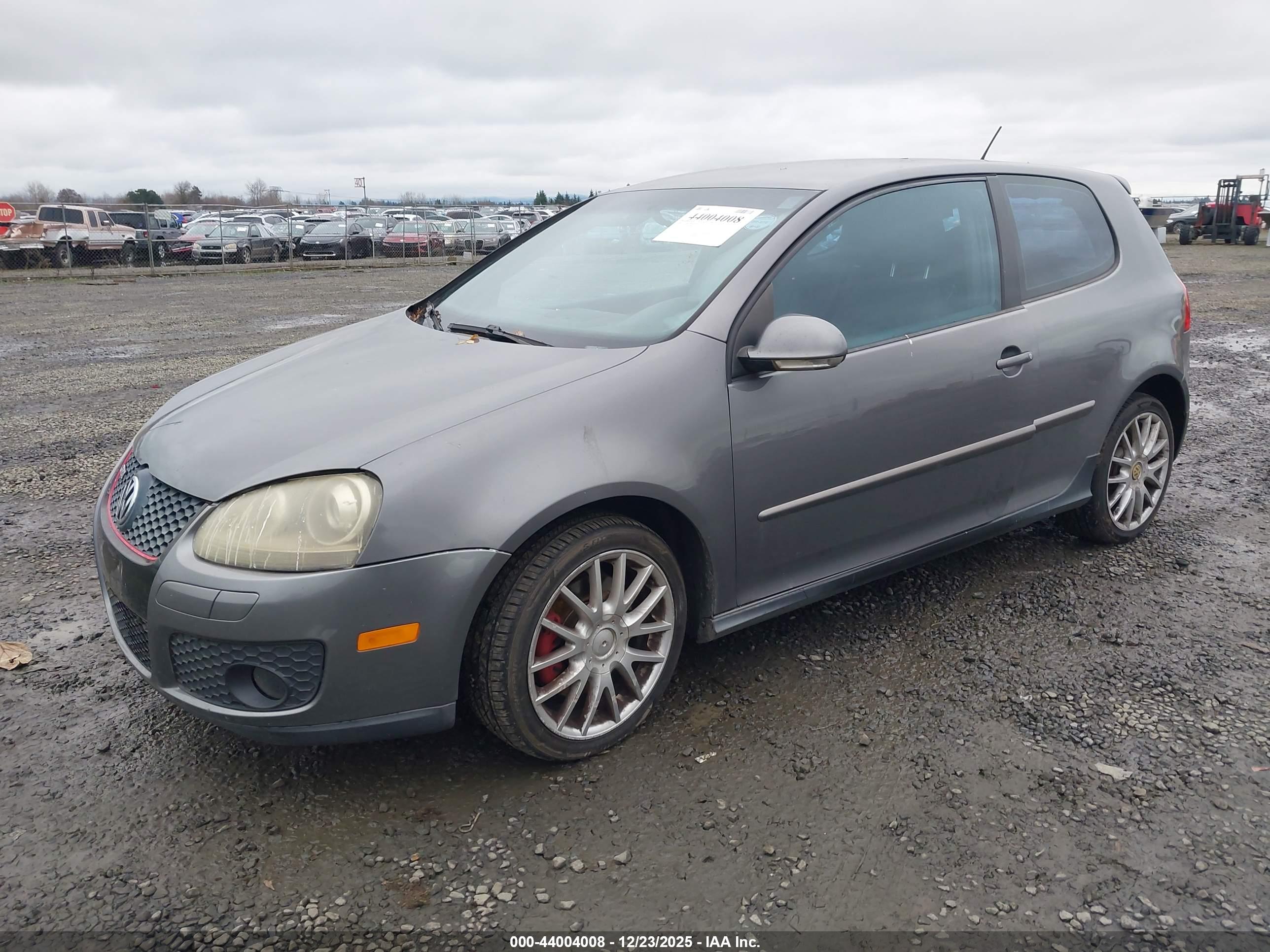 VOLKSWAGEN GTI image 2