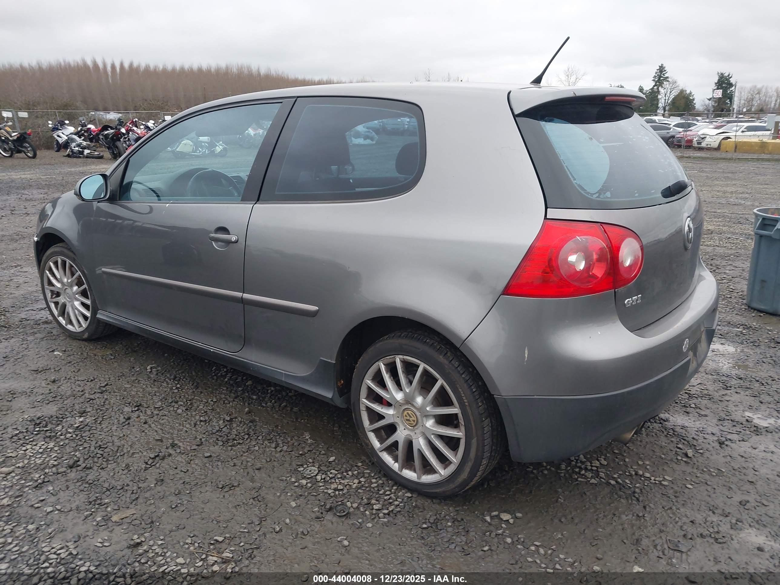 VOLKSWAGEN GTI image 3