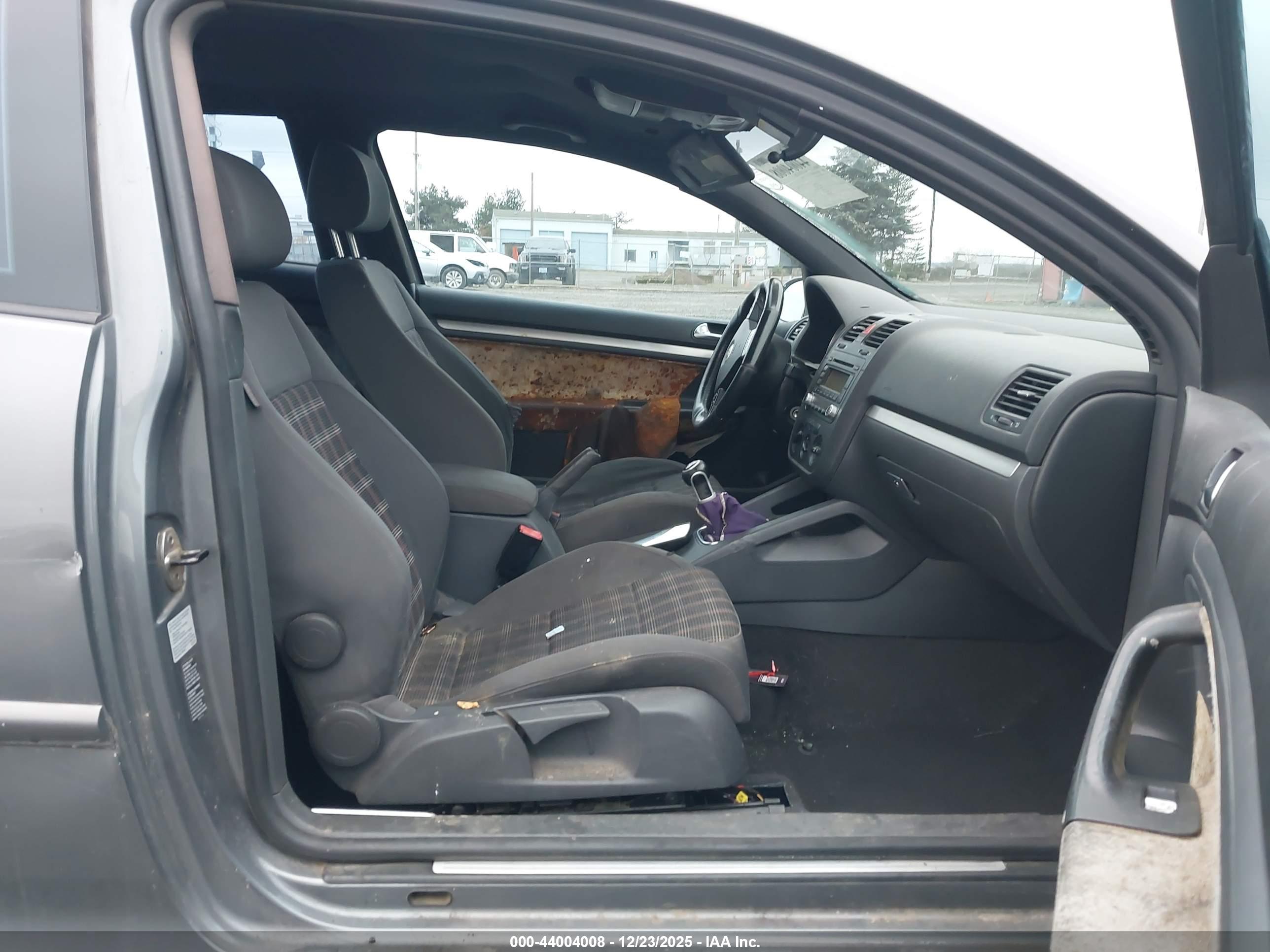 VOLKSWAGEN GTI image 5