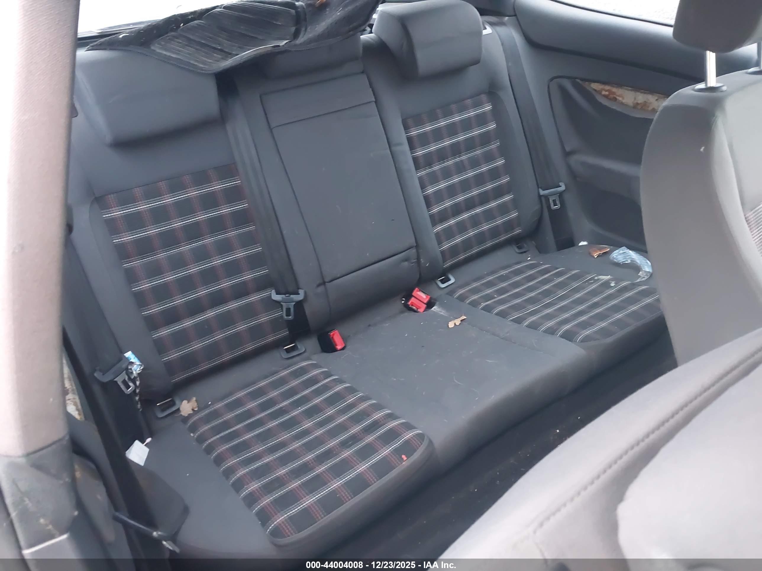 VOLKSWAGEN GTI image 8