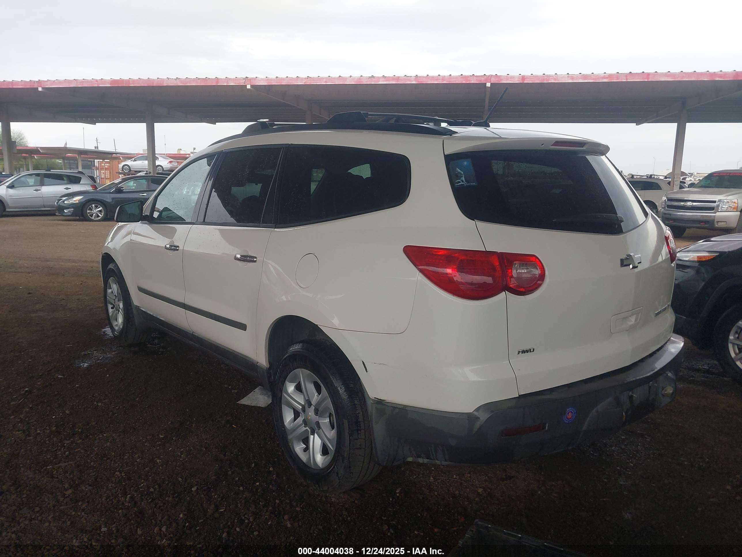 CHEVROLET TRAVERSE image 3