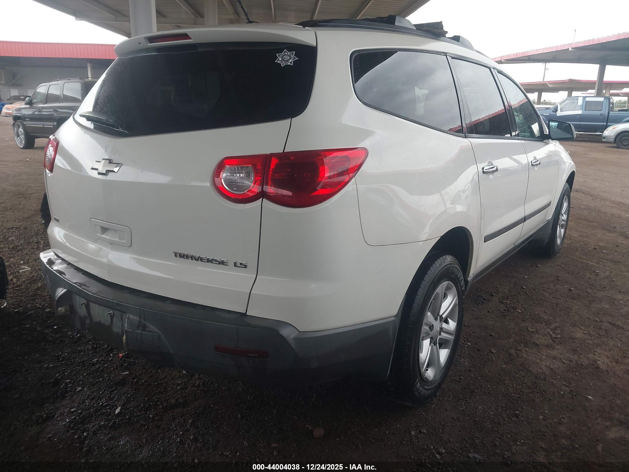 CHEVROLET TRAVERSE image 4