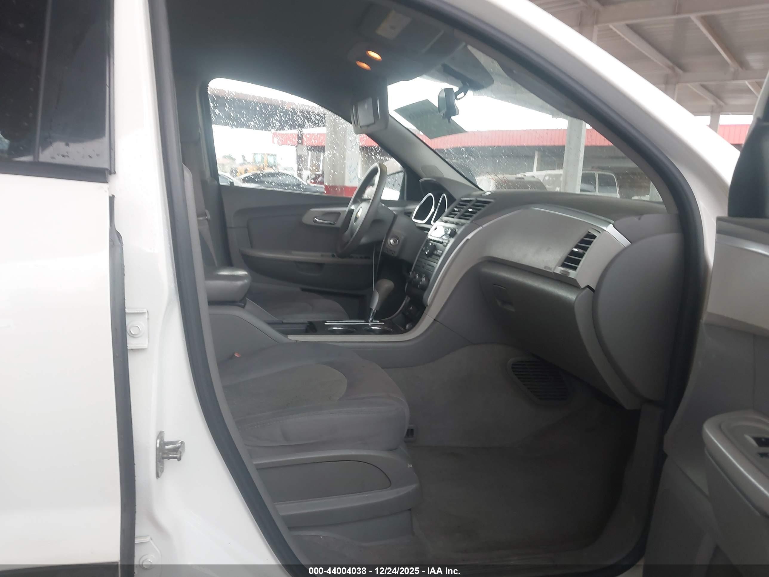 CHEVROLET TRAVERSE image 5