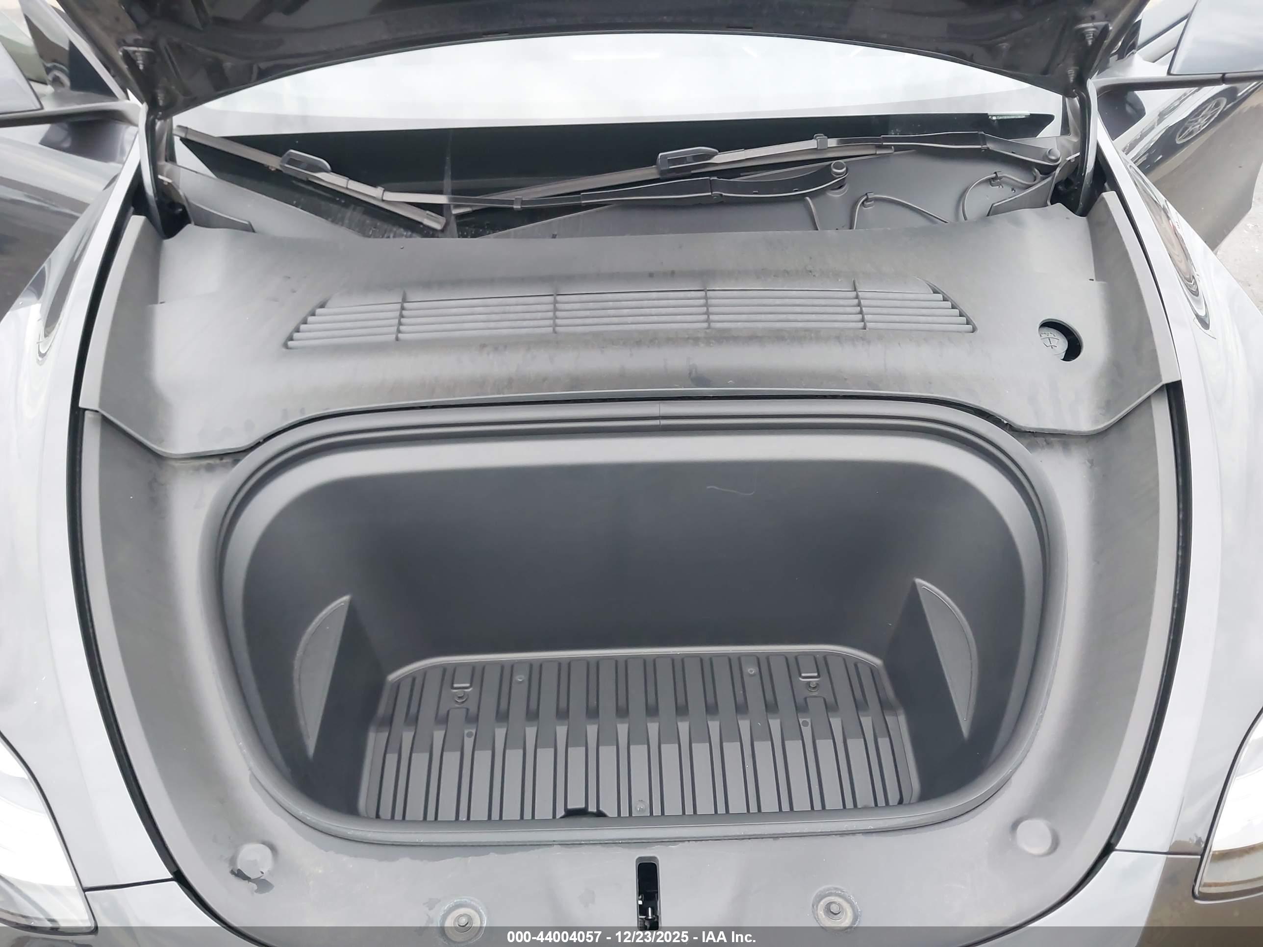 TESLA MODEL image 10