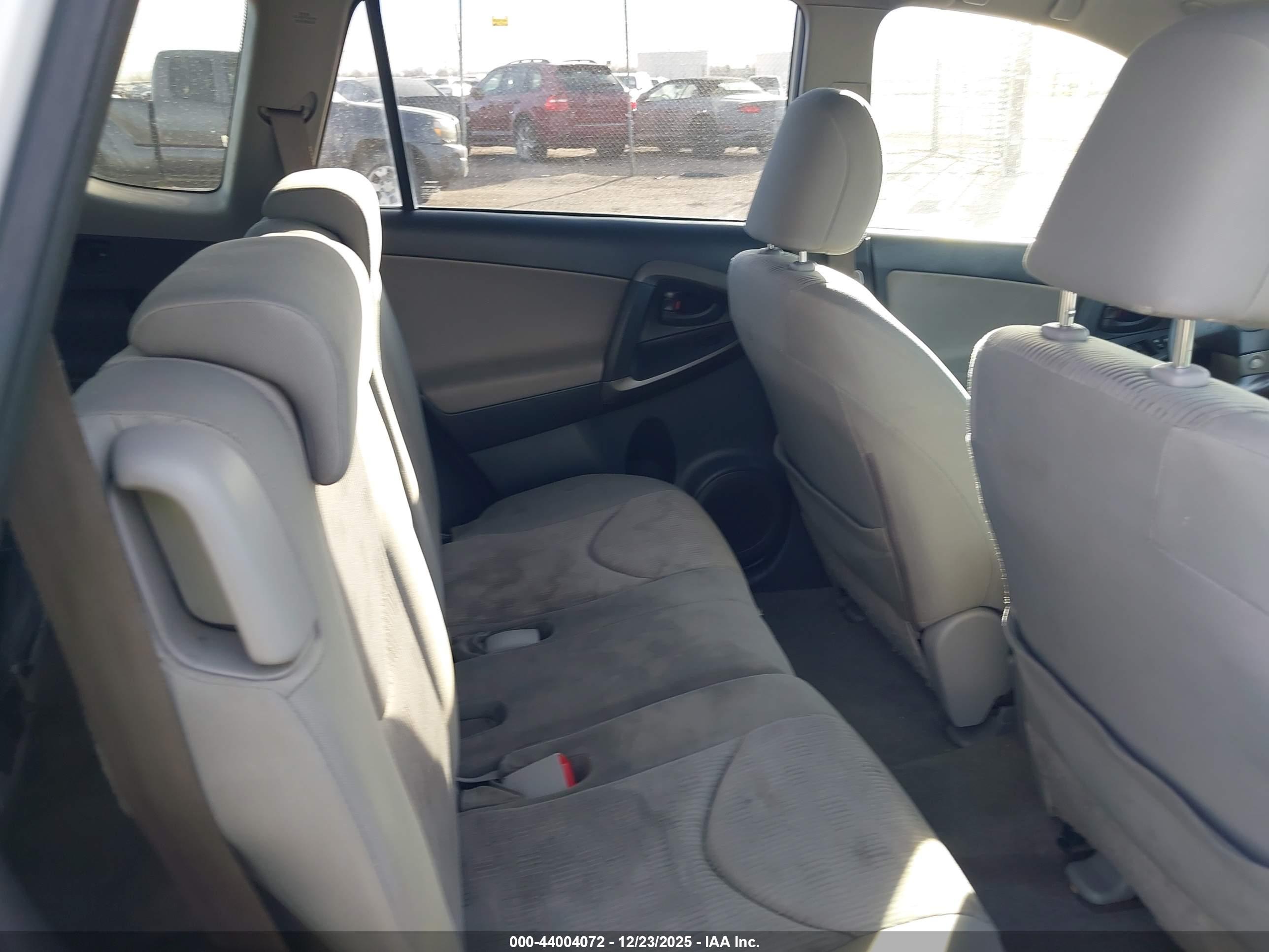 TOYOTA RAV4 image 8