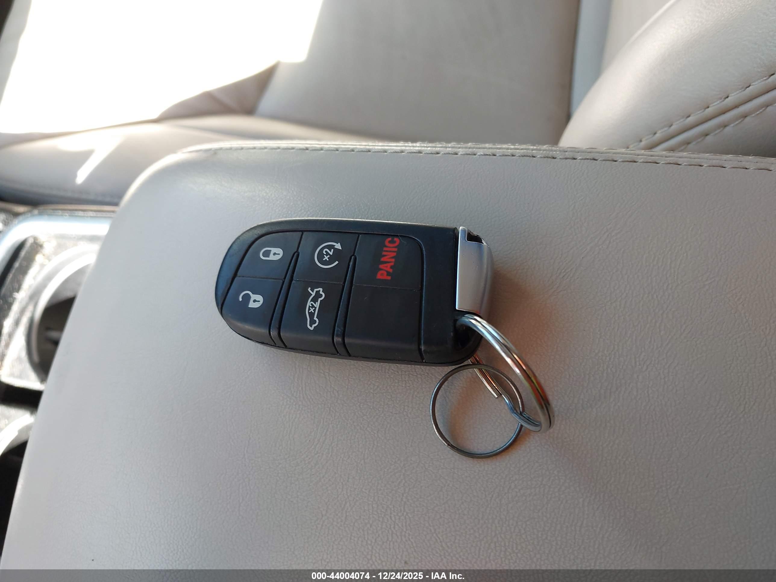 CHRYSLER 300 image 11
