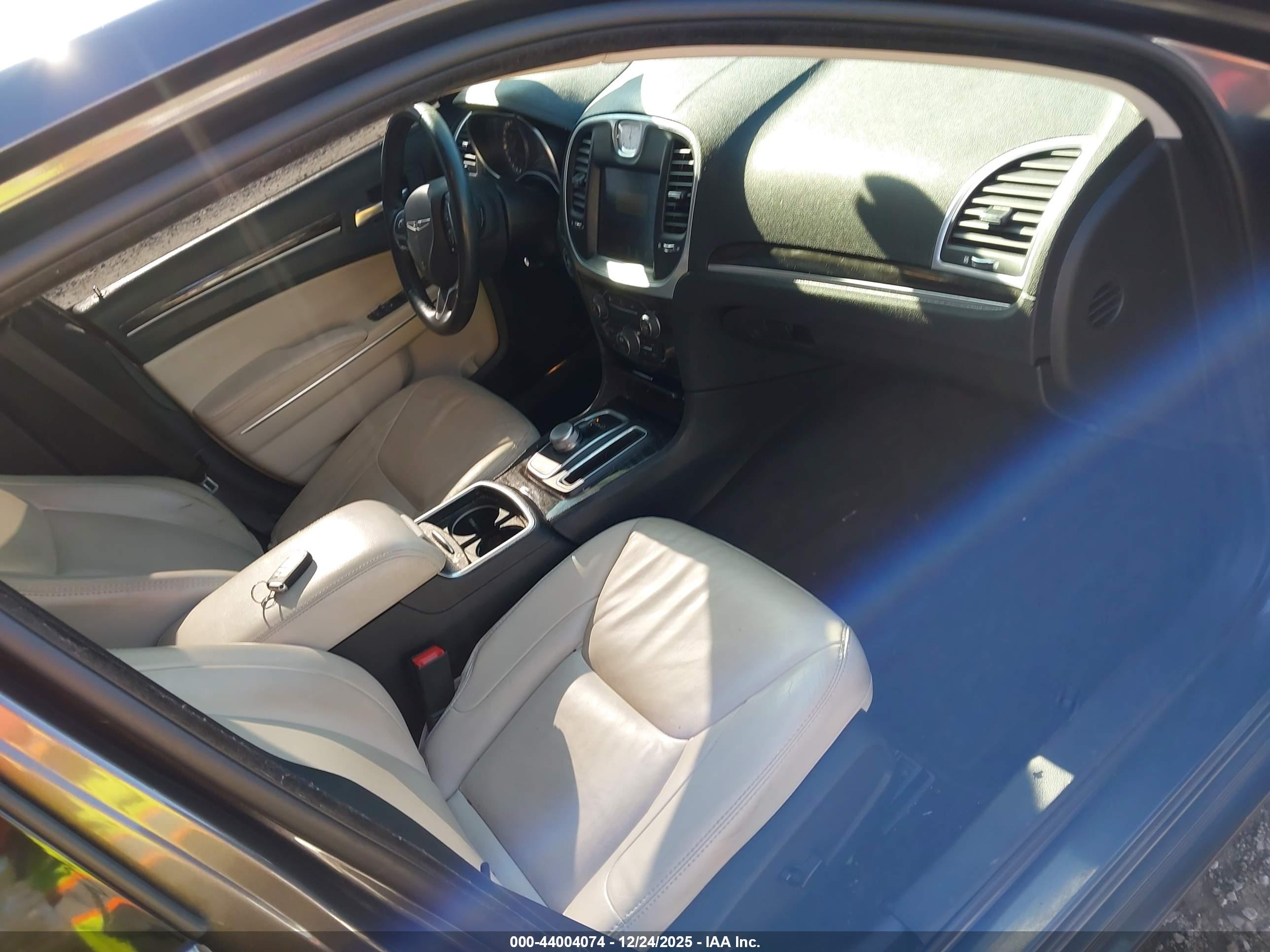 CHRYSLER 300 image 5