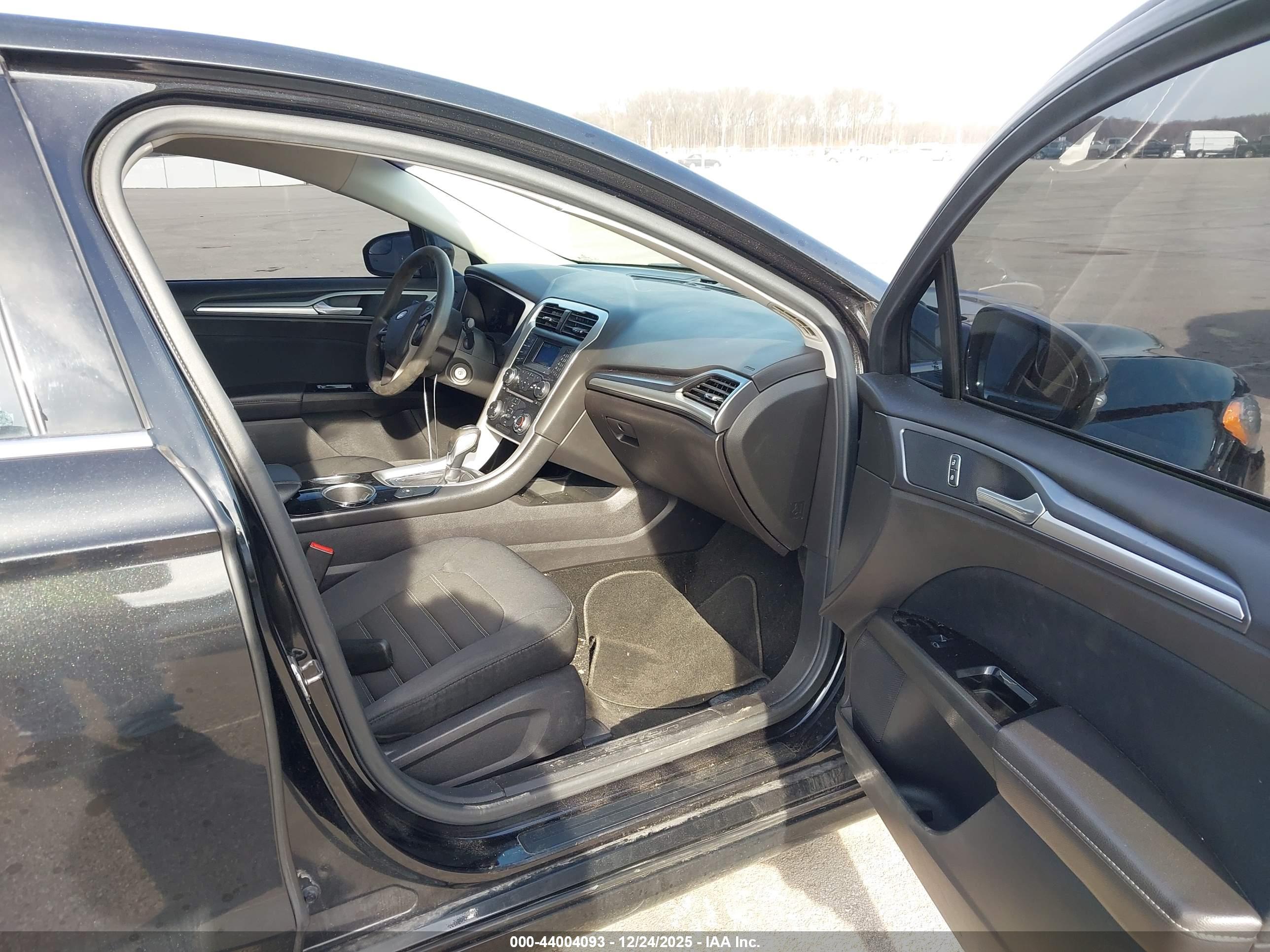 FORD FUSION image 5