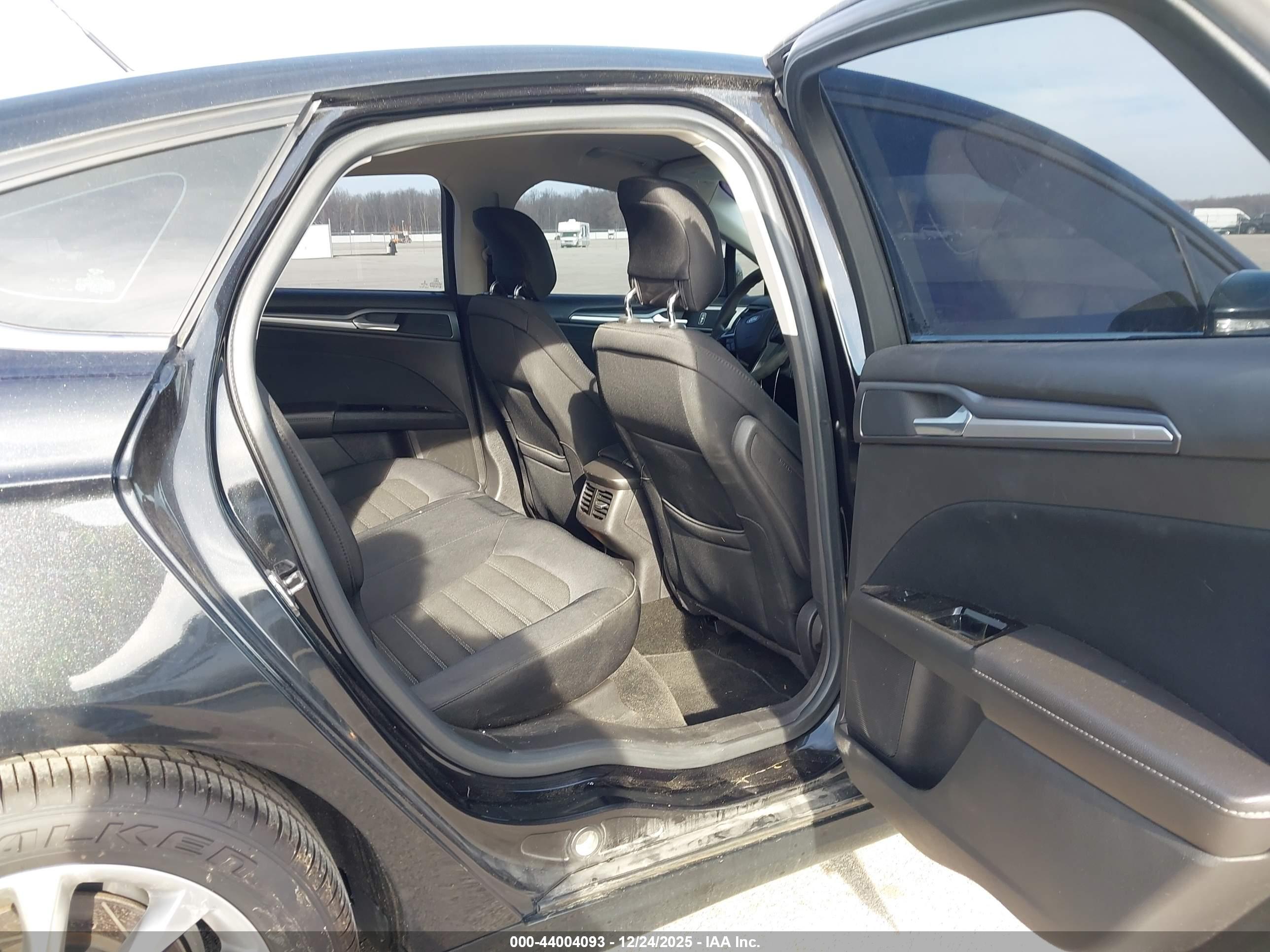FORD FUSION image 8