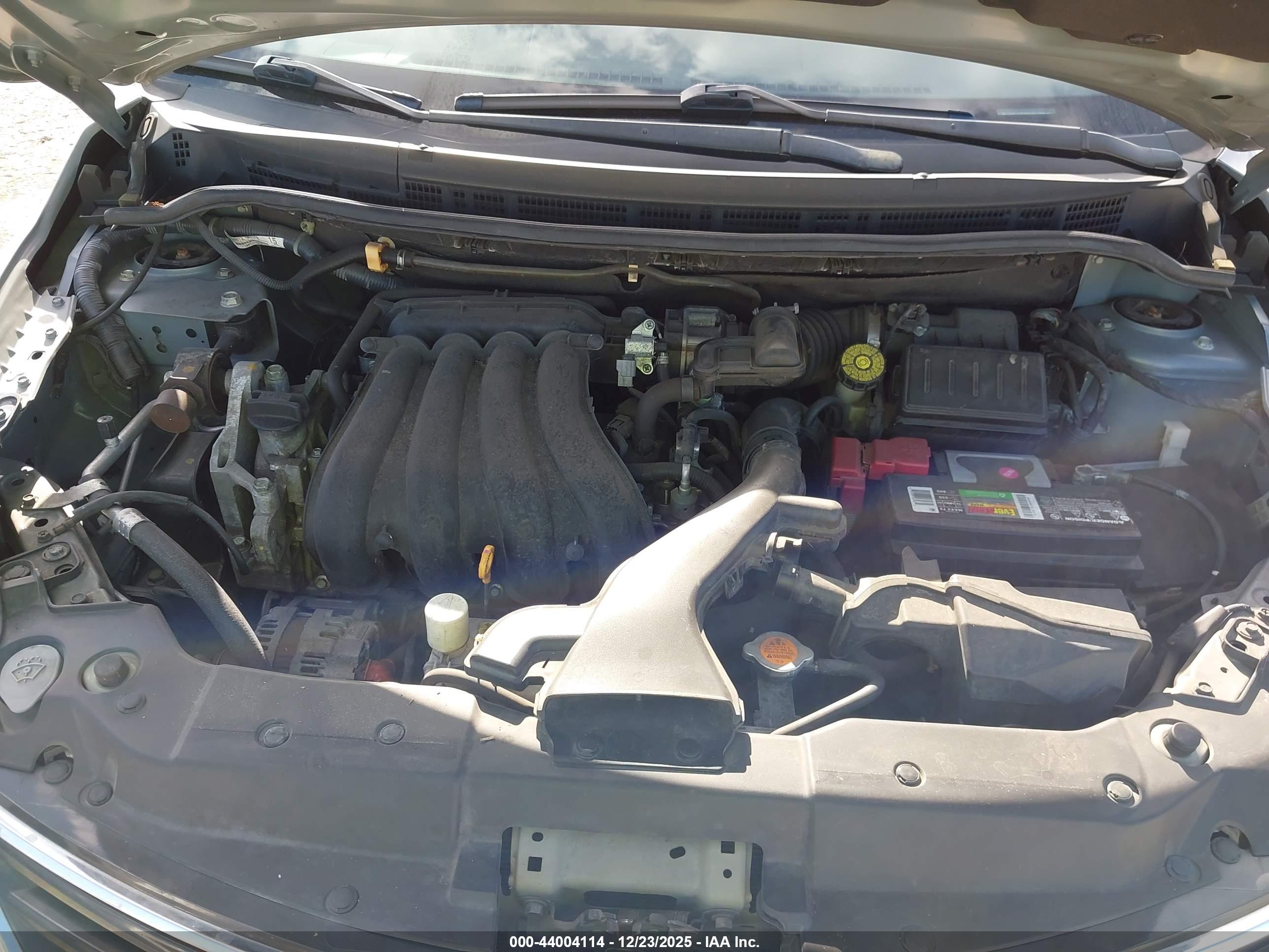 NISSAN VERSA image 10