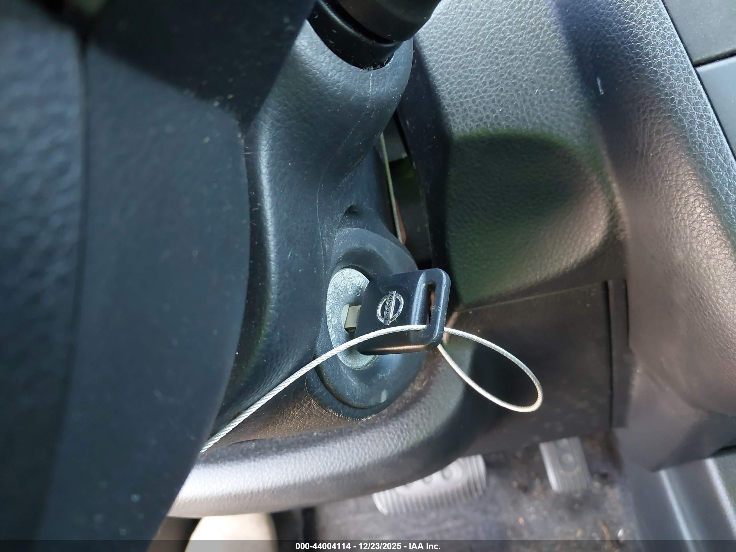 NISSAN VERSA image 11