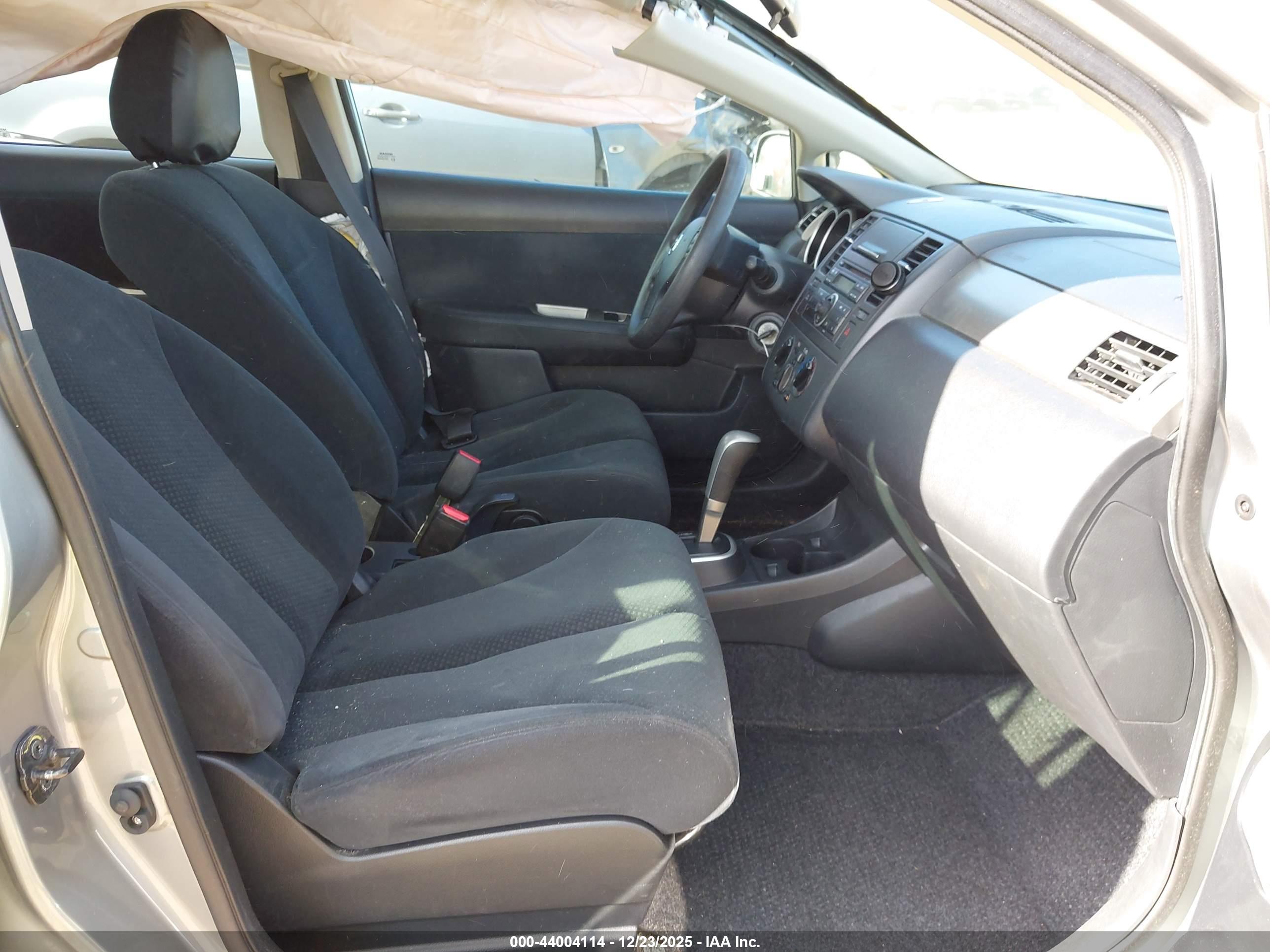 NISSAN VERSA image 5