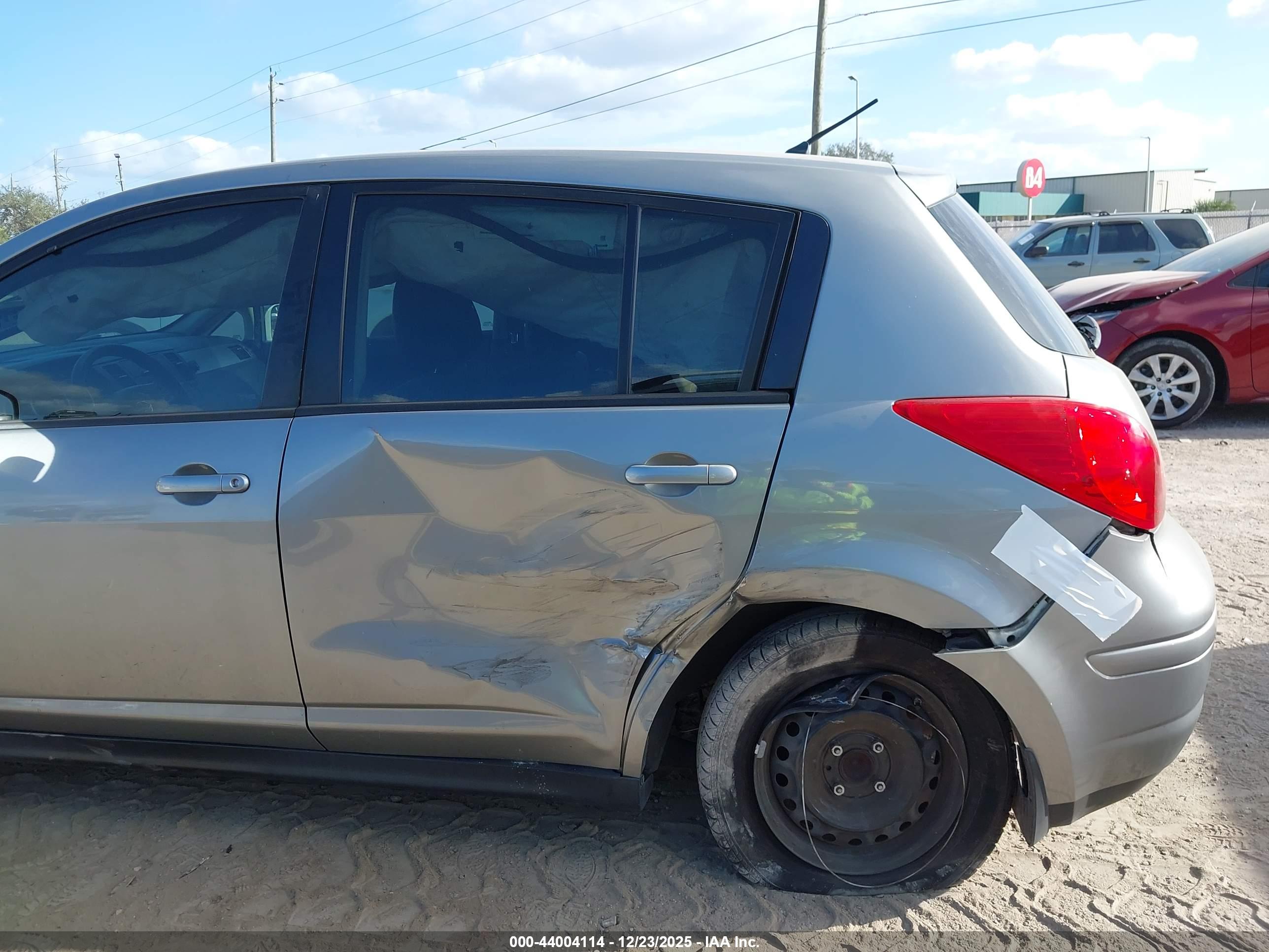NISSAN VERSA image 6