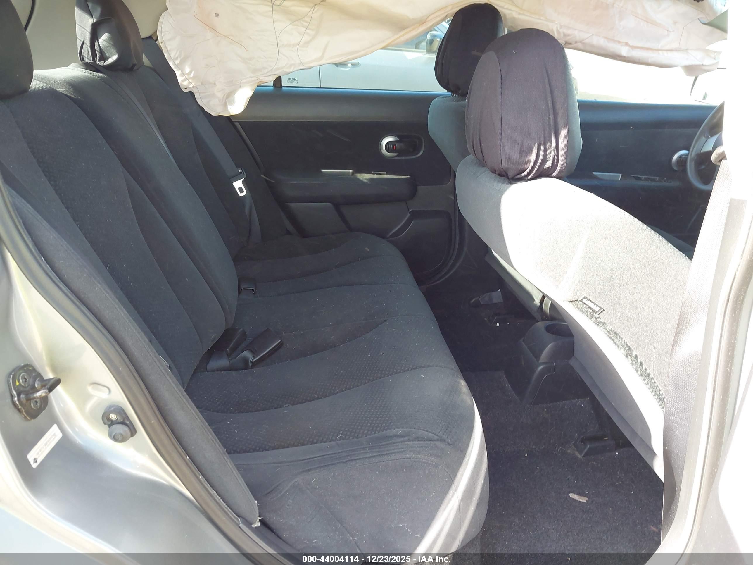 NISSAN VERSA image 8