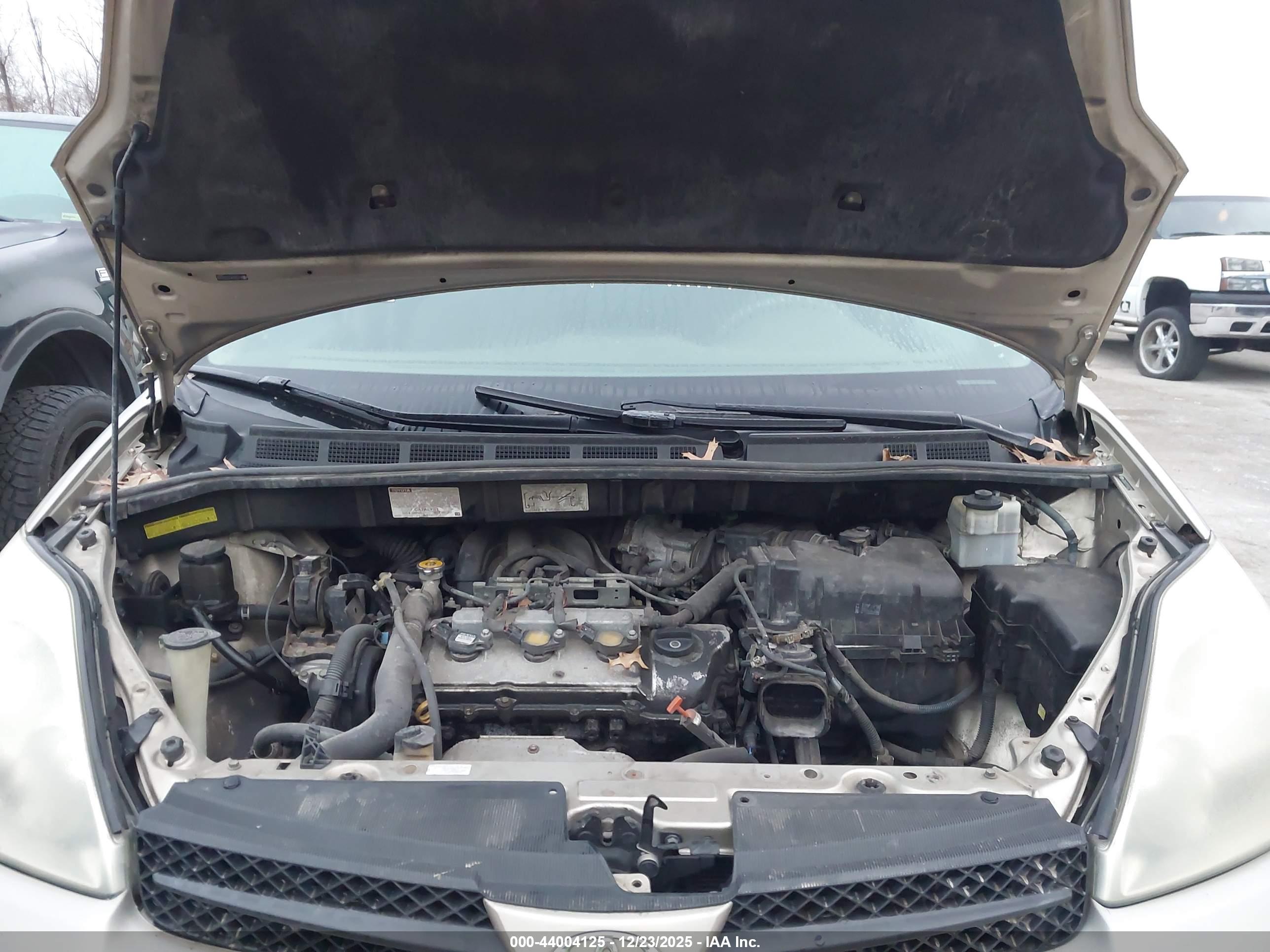 TOYOTA SIENNA image 10