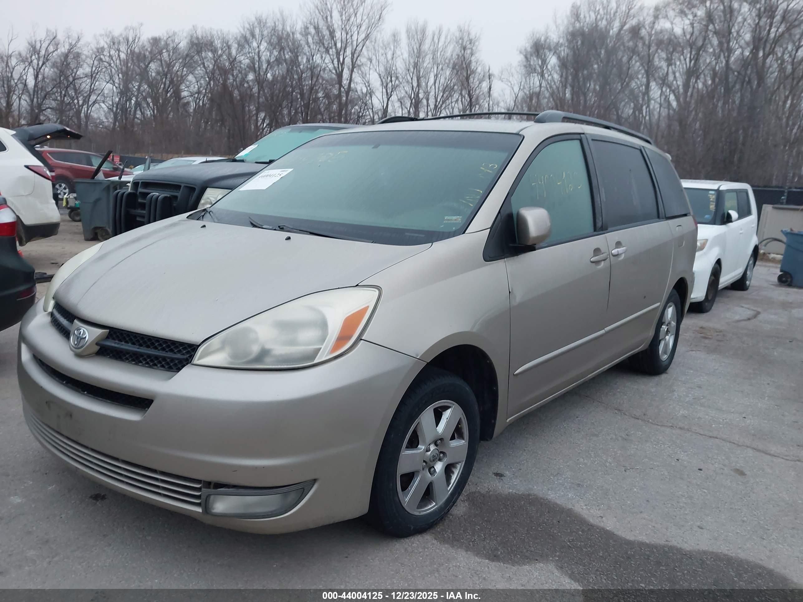 TOYOTA SIENNA image 2