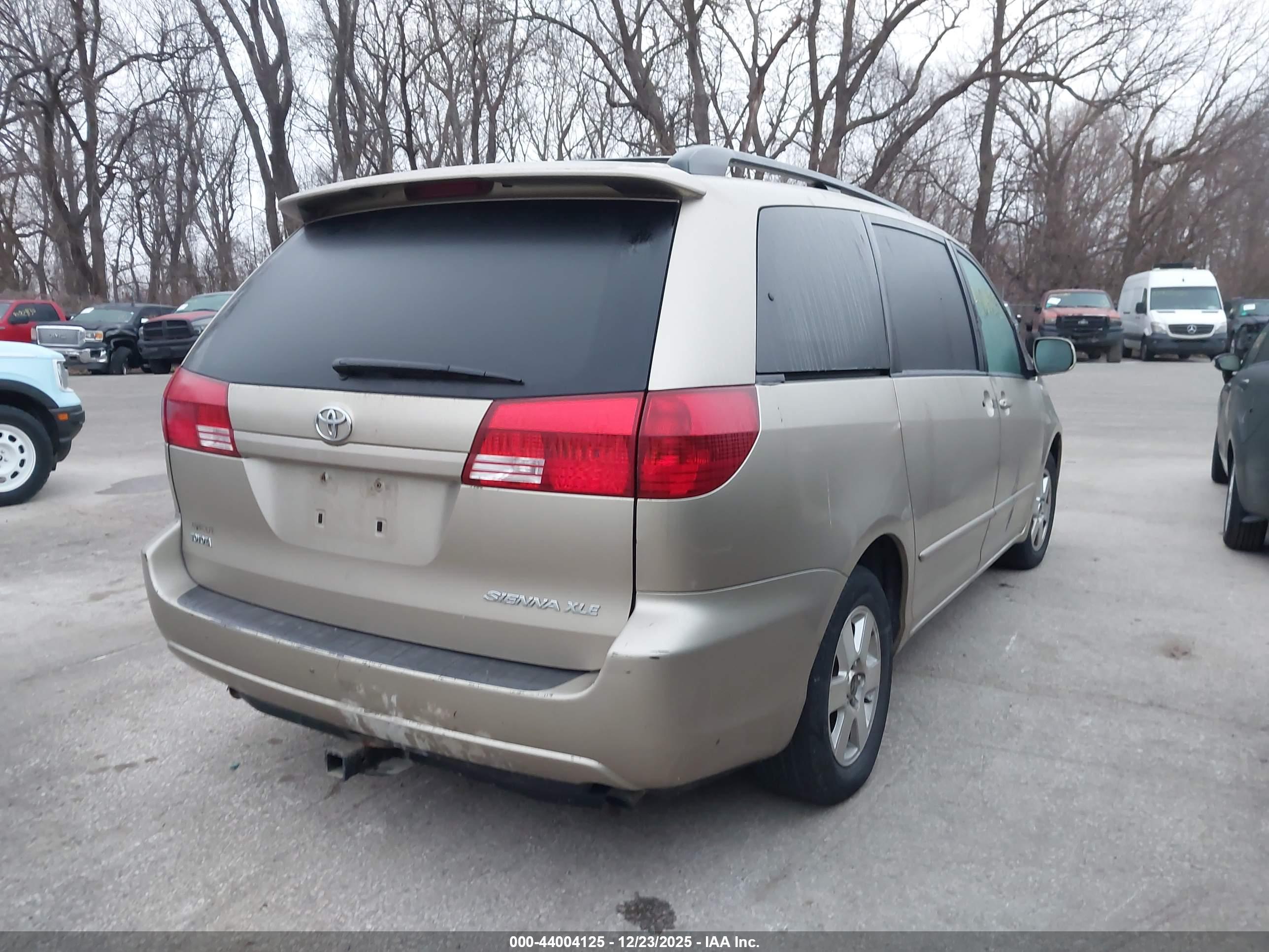 TOYOTA SIENNA image 4
