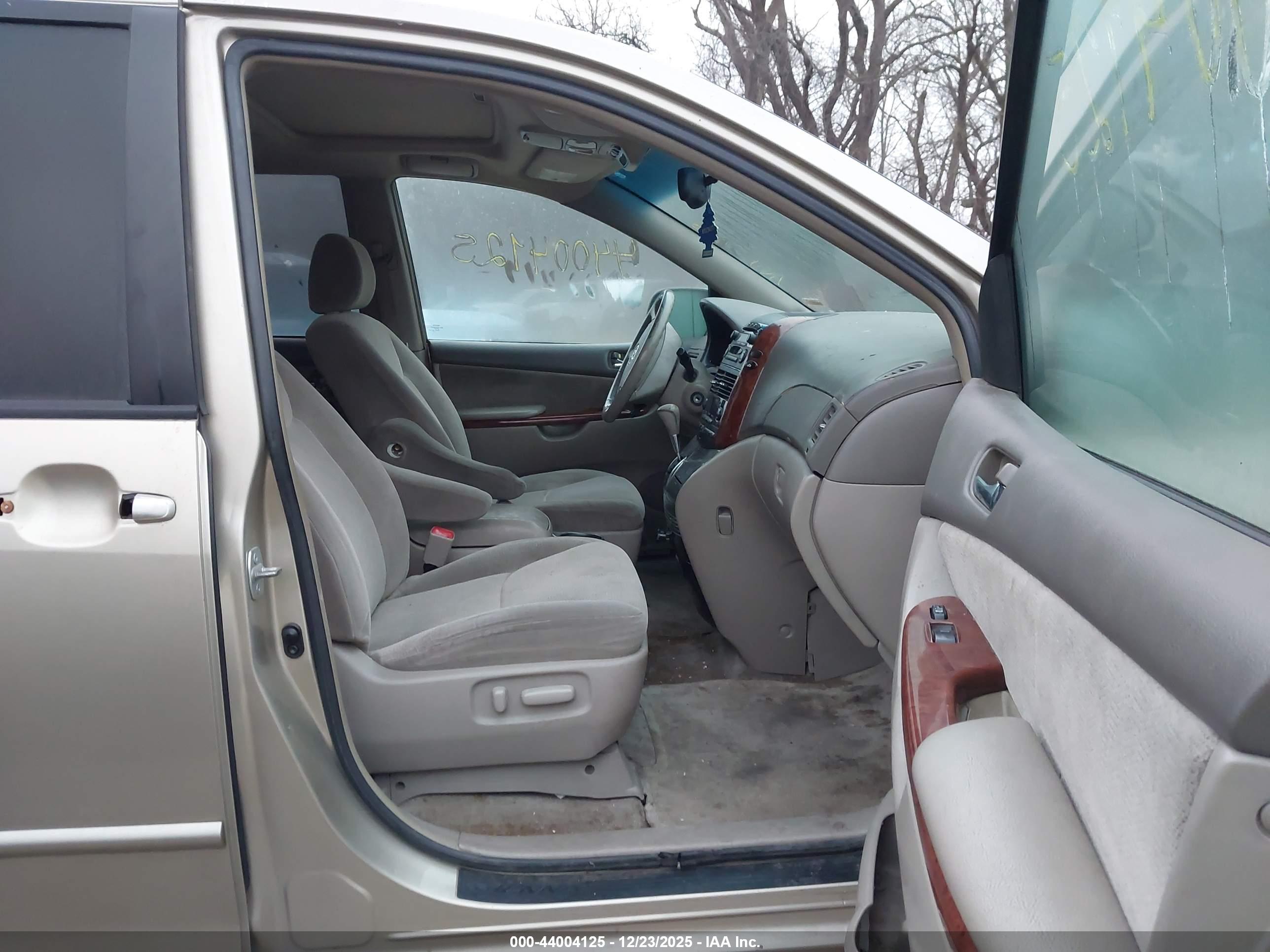 TOYOTA SIENNA image 5