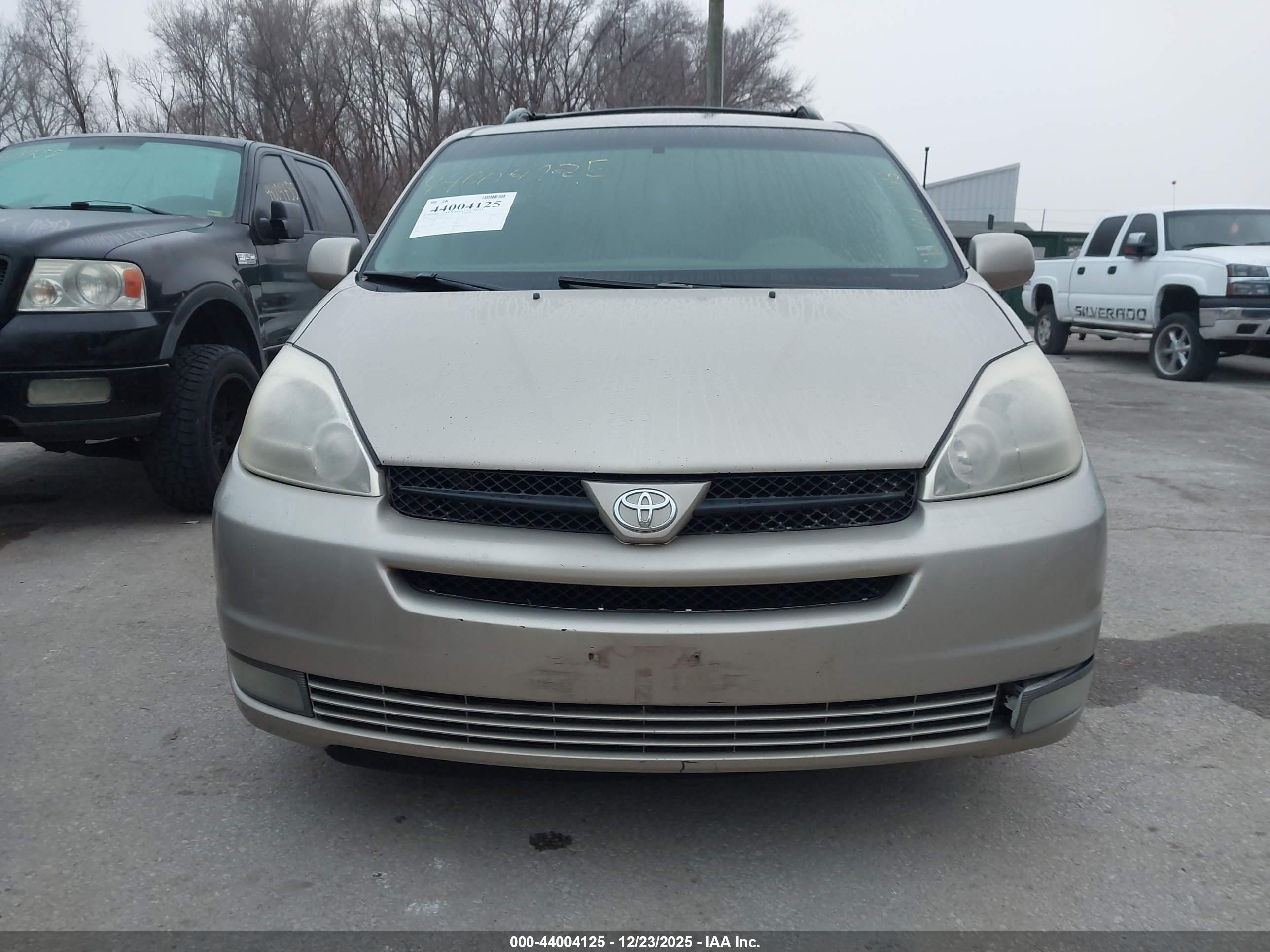 TOYOTA SIENNA image 6