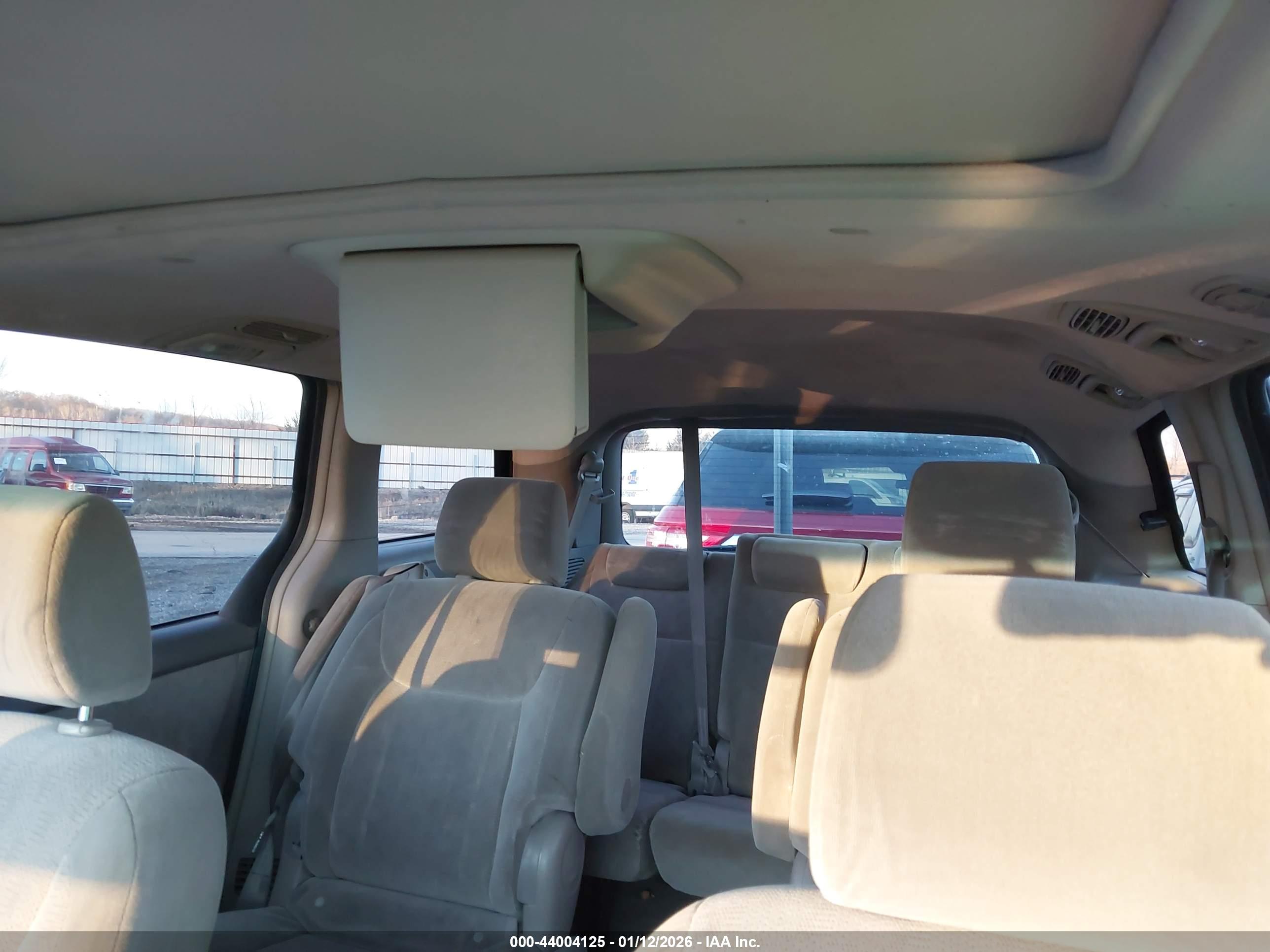 TOYOTA SIENNA image 8